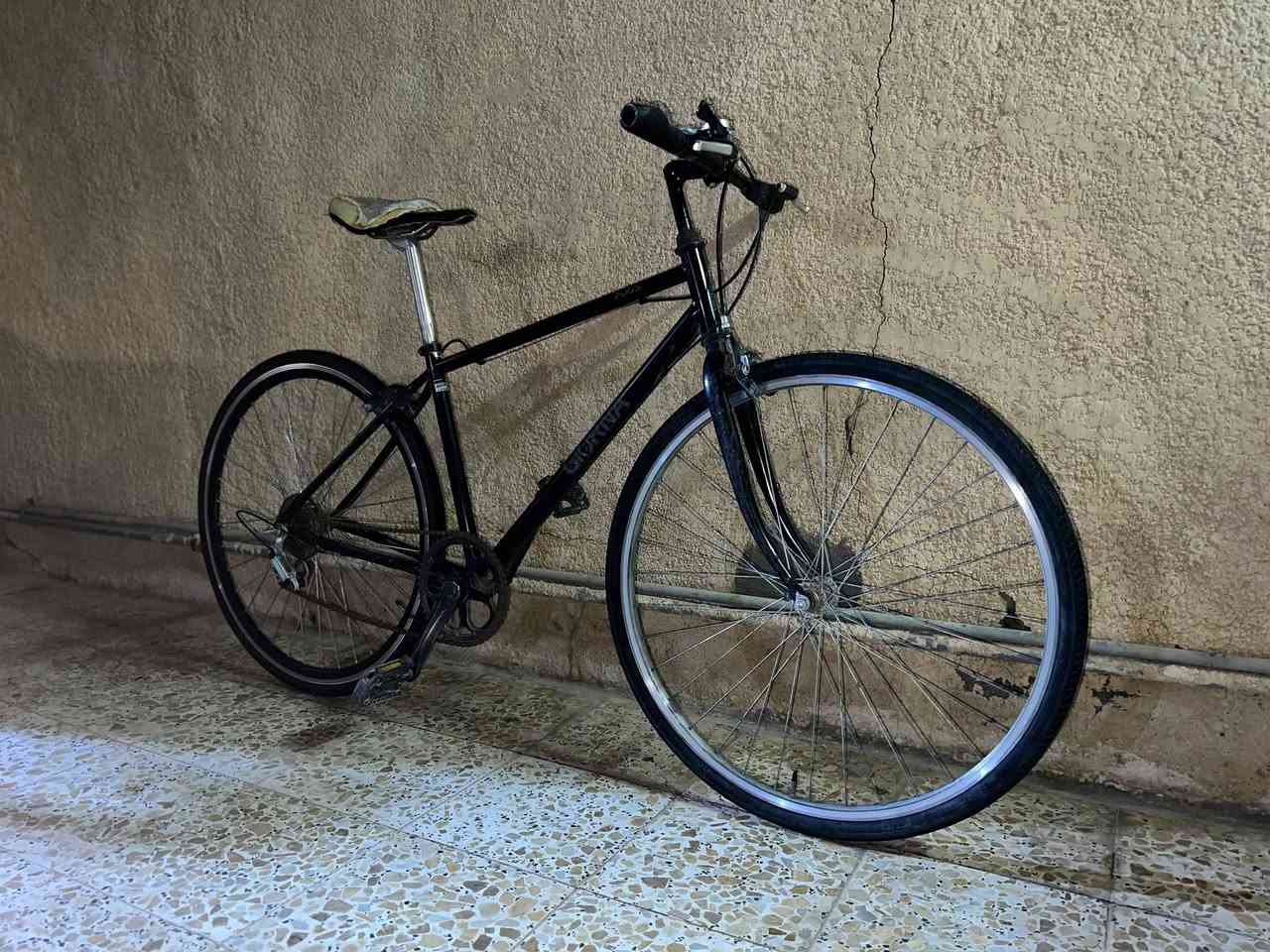 للبيع بايسكل Giorna C700 (جيورنا) 
بايسكل مختم ورياضي ، خفيف وسريع بالطريق
مشيته حلوه وسريع ، مناسب للفرات واستعمال يومي 👌🏼

✅ تايرات جديدات
✅ ويل خلفي أصلي
✅ كشن جديد موجود
✅ اسود لامع ، بعض الخدوش

البايسكل استعمال شخصي وأدامه مستمره ، مو تعبان
الكير ثابت عـ2 بس سريع وحسب المشي 

السعر 140 بي مجال بسيط
مكاني العمارة قريب على شناشيل تواصل خاص للشرايه


**إذا كنت صاحب هذا الإعلان وتريد حذفه لأي سبب، رجاءا أرسل رسالة إلى الدعم الفني**