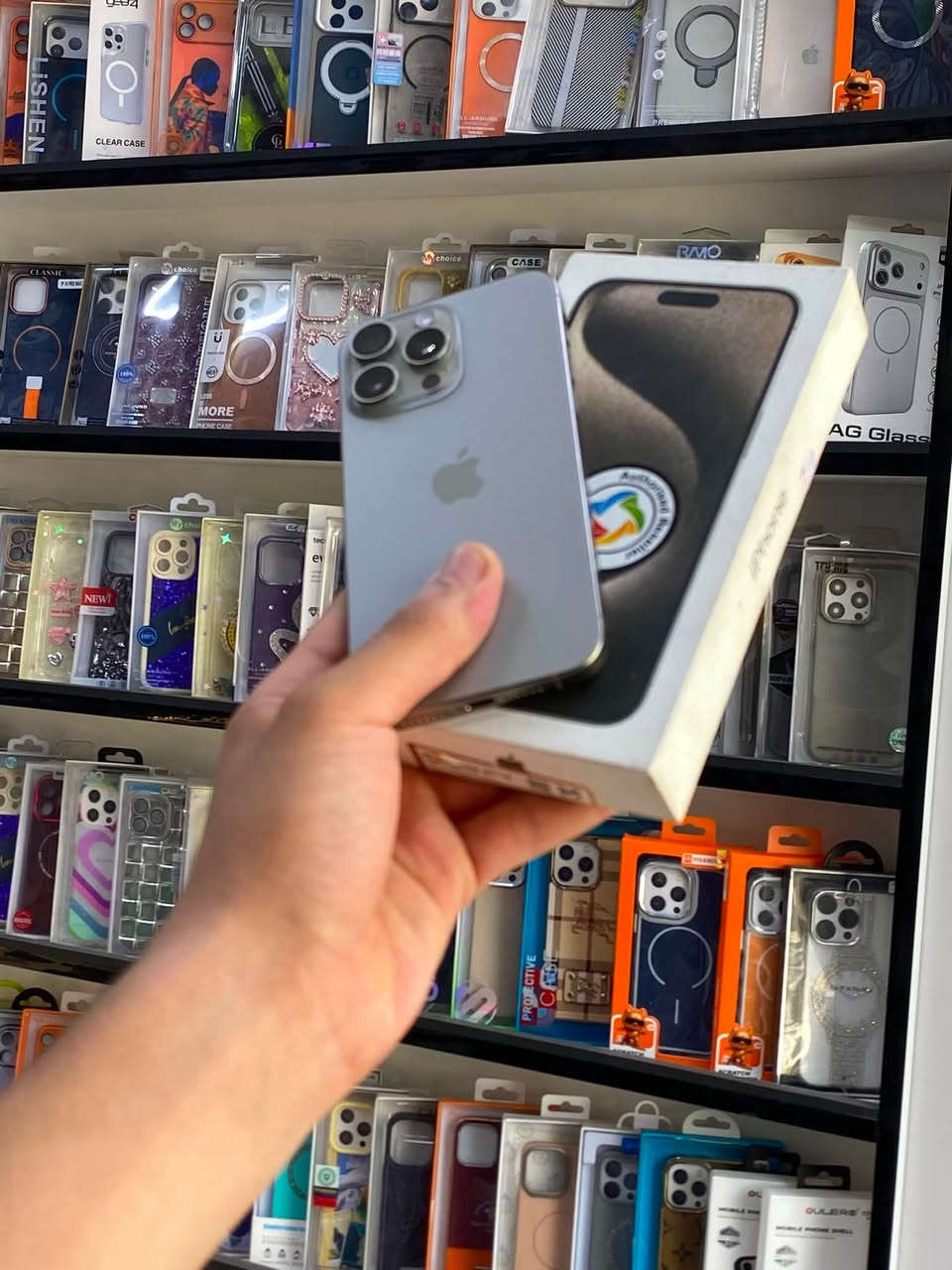 ايفون 15 برو ماكس🔥ذاكرة 256 والبطارية 98 شرط الفحص. بلادي ممرفوع 🛑شخط واحد مابي نضافة 💯
اللون المميز ب سعر مليون و 100 الف 🔥
‏📍بغداد البياع شارع 20 اسم المحل. سنتر البياع للموبايل. 
***********📞
