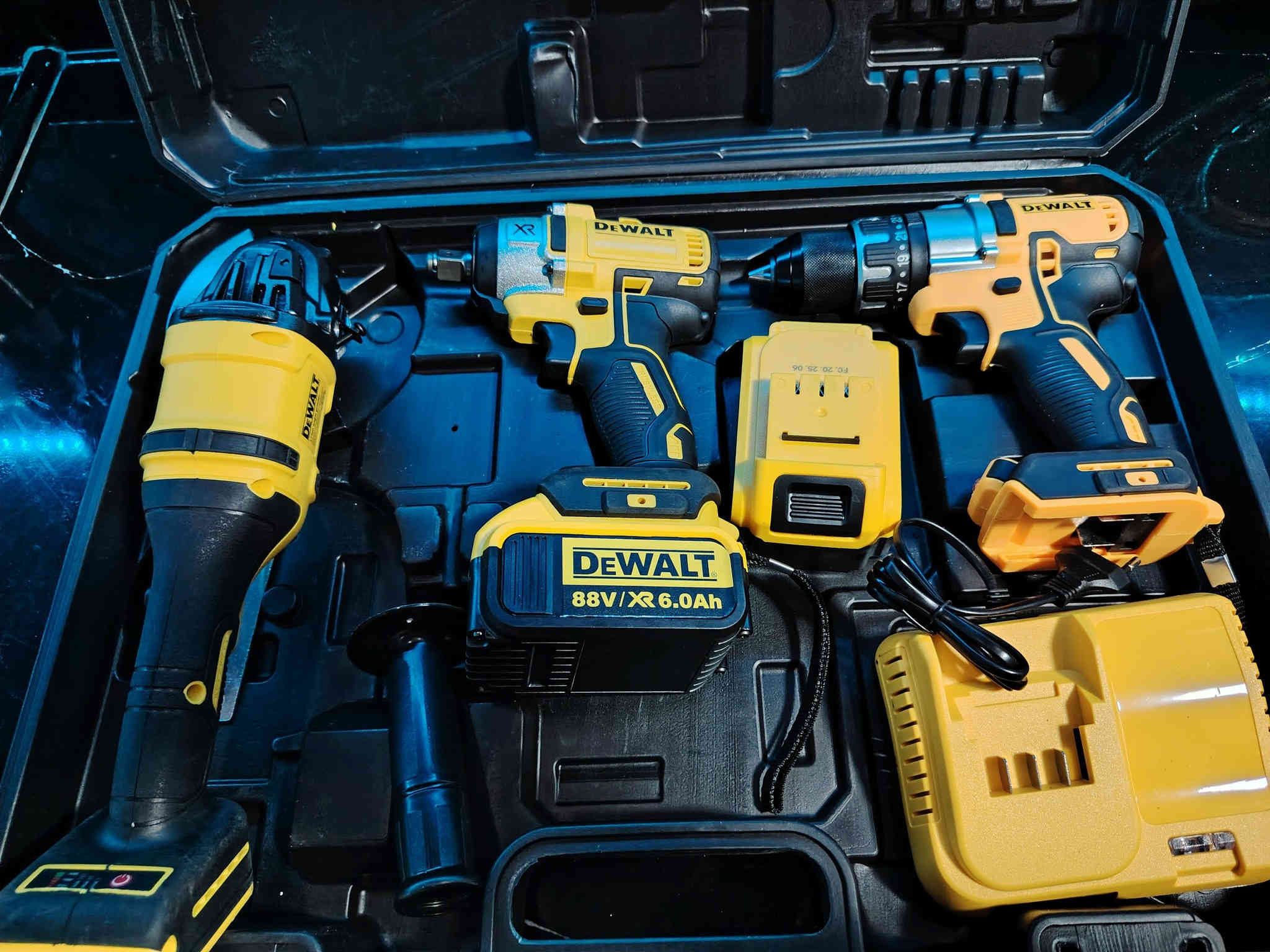 سلام عليكم دريل شحن او دريل لقمه او كوسره ١٢٥ حجم شاحنه سوبر جارج ٧٥ وتوصيل مجاني وذا انتا تجي تأخذه ٣ تقص من السعر كركوك *********** واحد اذار بطارية ٢٠٢٥موديل
