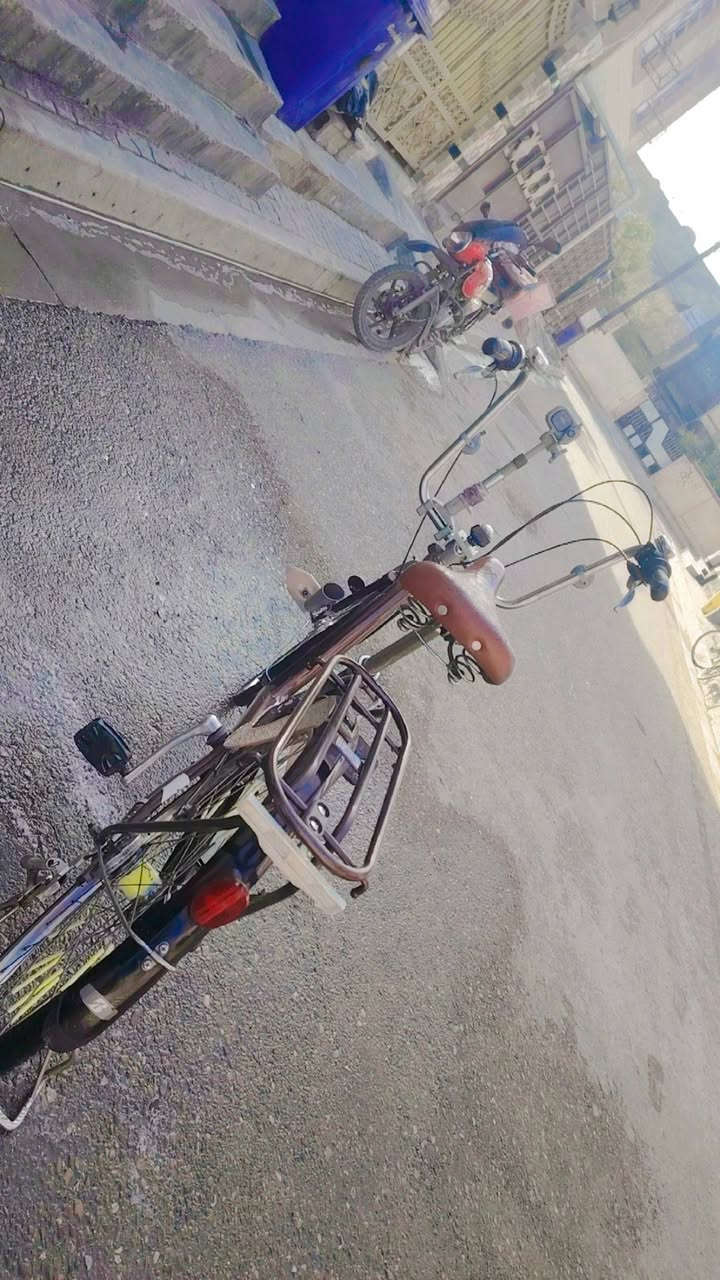 سلام عليكم بايسكل برجستون للبيع السعر 180 وبي مجال شكد عندك نزل بل تعاليق البايسكل مكفول كفاله عامه مكاني بغداد الدوره الاتصال على الرقم ***********
