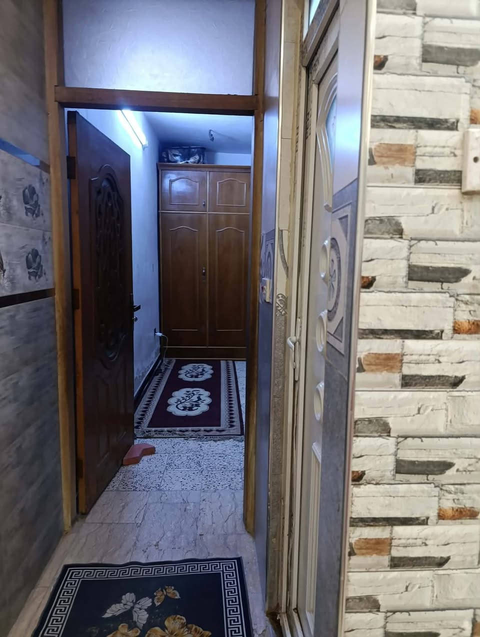 دار ٥٠ متر  طابو ملك صرف  طابق ونص
واجهه ٤ نزال ١٣   ثاني دار بصف اركن 
٢غرف نوم واستقبال ٢ حمامات مطبخ 
ادار نقص بي بس سيراميك الحمام الفوك فقط
سعره ٩٥ بي مجال بصيط 
الموقع الامين فلكة الحدادين قرب افران ارافدين 

للشرايه فقط يدخل خاص او مراسلة واتساب 
***********
