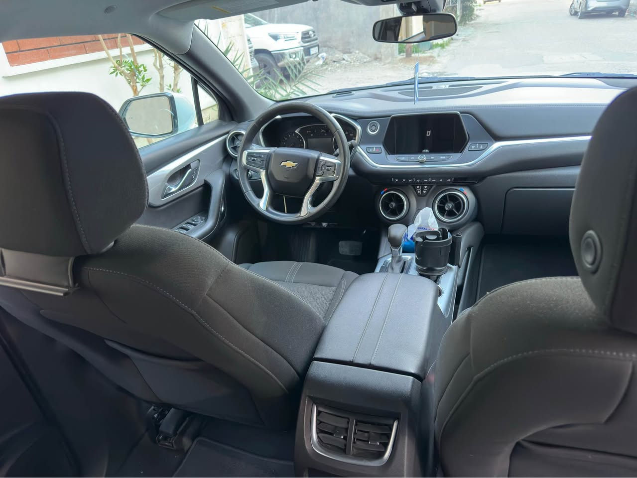 شوفرليت بلايزر 2022 الفئهLt 
المحرك 2000 تيربو 

الضرر: جاملغ وبنيد  وشوية من الباب 

————————————————————————
 حجم المحرك 2000 تيربو 
كير ٩ نمر 
بصمة ابواب وتشغيل عن بعد. 
بصمات 6
زينون عالي ناصي آصل. 
حساسات خلفية
جنطة مو كهرباء 
تبريد خلفي 
تحكم ستيرن جهتين. 
سستم صوت متكامل. 
هاند بريك بصمة. 
تحديد مسار 
فور ويل
3 وضعيات قيادة
السعر 19.500$
مكان بغداد السيدية 
*********** بغداد, العراق
