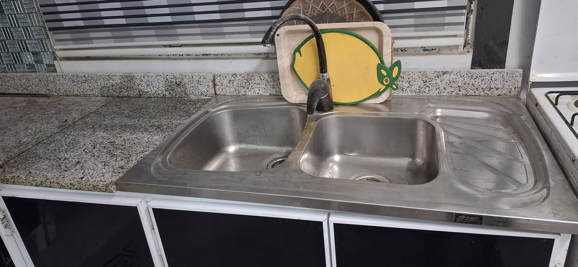 كاونتر مطبخ زاوية (ضلعين)
أبيض × أسود تصميم عصري يضيف فخامة للمطبخ ✨
عملي ويوفّر مساحة بشكل مثالي
بي مجر بحالة ممتازة
نظيف وجاهز للاستخدام فورًا
💰 السعر: 700 ألف دينار
سعر مدروس وأقل من قيمة الجديد بفرق واضح
يوجد مجال بسيط للجادين فقط
📩 أسرع بالحجز قبل لا يروح
***********
