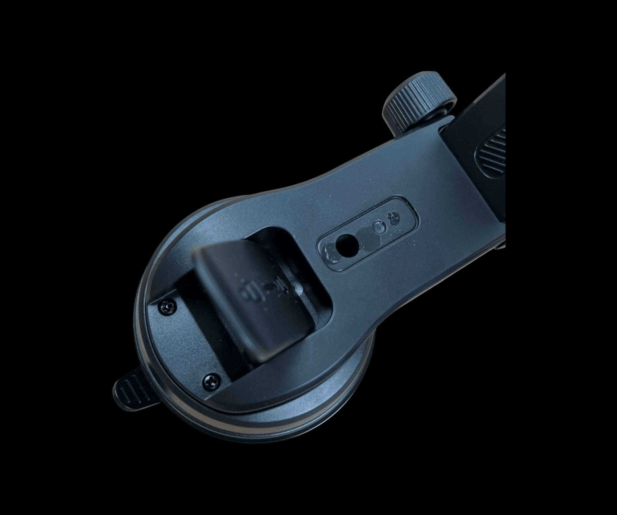 ستاند مع شاحن هاتف للسيارة

الاستخدامات:

تثبيت الهاتف في السيارة بشكل آمن أثناء القيادة.

شحن الهاتف لاسلكيًا بقوة 15 واط أثناء التثبيت.

مناسب للملاحة GPS، الرد على المكالمات، أو مشاهدة الفيديوهات دون استخدام اليدين.

المميزات:

تقنية ماجسيف (MagSafe) مغناطيسية قوية لتثبيت الهاتف بسرعة وأمان.

شحن لاسلكي سريع 15W متوافق مع معظم الهواتف الداعمة للشحن اللاسلكي.

دوران 360° لتعديل زاوية الهاتف بسهولة.

قاعدة شفط قوية تلتصق بالزجاج أو التابلوه بثبات.

تصميم صغير وأنيق لا يعيق الرؤية.

حماية من الجهد الزائد لسلامة الهاتف أثناء الشحن.

محتويات الصندوق:

ستاند مغناطيسي مع شحن لاسلكي.

قاعدة شفط قوية للتثبيت.

كابل USB للشحن.

دليل الاستخدام.

الملاحظات:

متوافق مع جميع هواتف MagSafe وأغلب الهواتف الداعمة للشحن اللاسلكي (قد تحتاج لبعض الهواتف استخدام حلقة معدنية للتثبيت).

يفضل تنظيف سطح التركيب قبل التثبيت لزيادة قوة الالتصاق.

أبعاد الغلاف: الطول 11 سم – العرض 5 سم – الارتفاع 23 سم. البصرة, العراق


**إذا كنت صاحب هذا الإعلان وتريد حذفه لأي سبب، رجاءا أرسل رسالة إلى الدعم الفني**