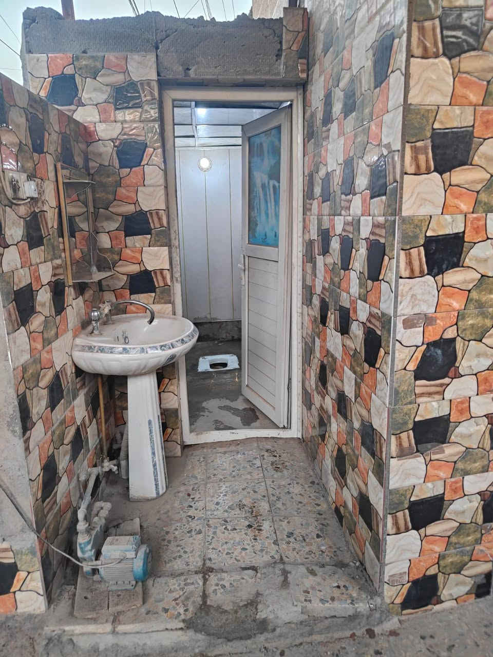 عقار 75 متر  طابو ملك صرف في بغداد الشعب الديوان شارع 40 قرب مدرسه العراق الجديد العقار موقعه ركن بصف الشارع العام يحتوي علا هول وغرفه وحولي وحمام داخلي وحمام خارجي الطابق الثاني يحتوي علا غرفتين وحمام للاستفسار أكثر الاتصال على الرقم ***********
