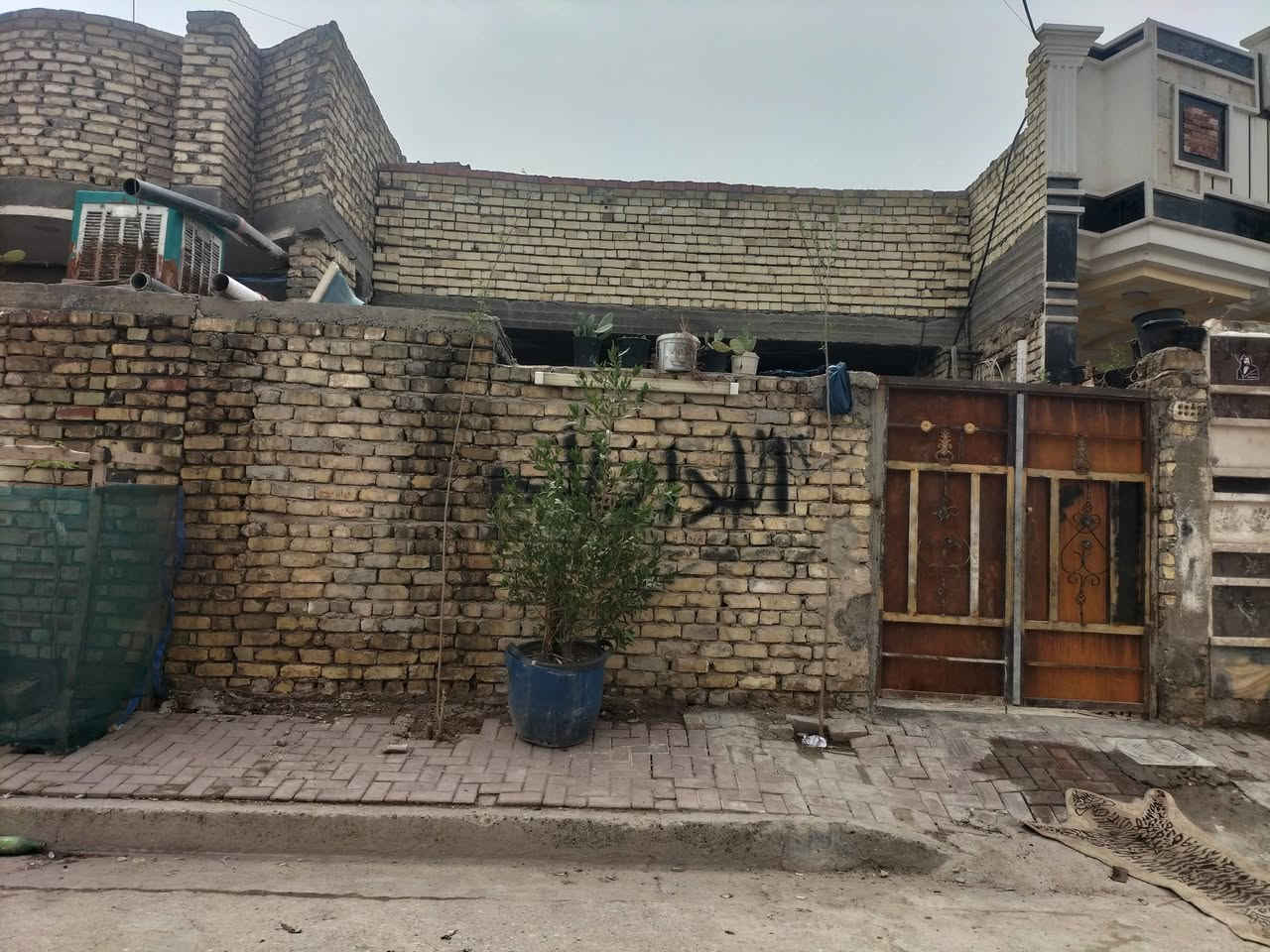 بيت في حي كوفه قريب من دلالية السيد فرع الصيدليه ثاني فرع على يمنه ثاني بيت على ركن مساحه120 الوجه6 ونزال20 السعر على الخاص او الرقم ***********
