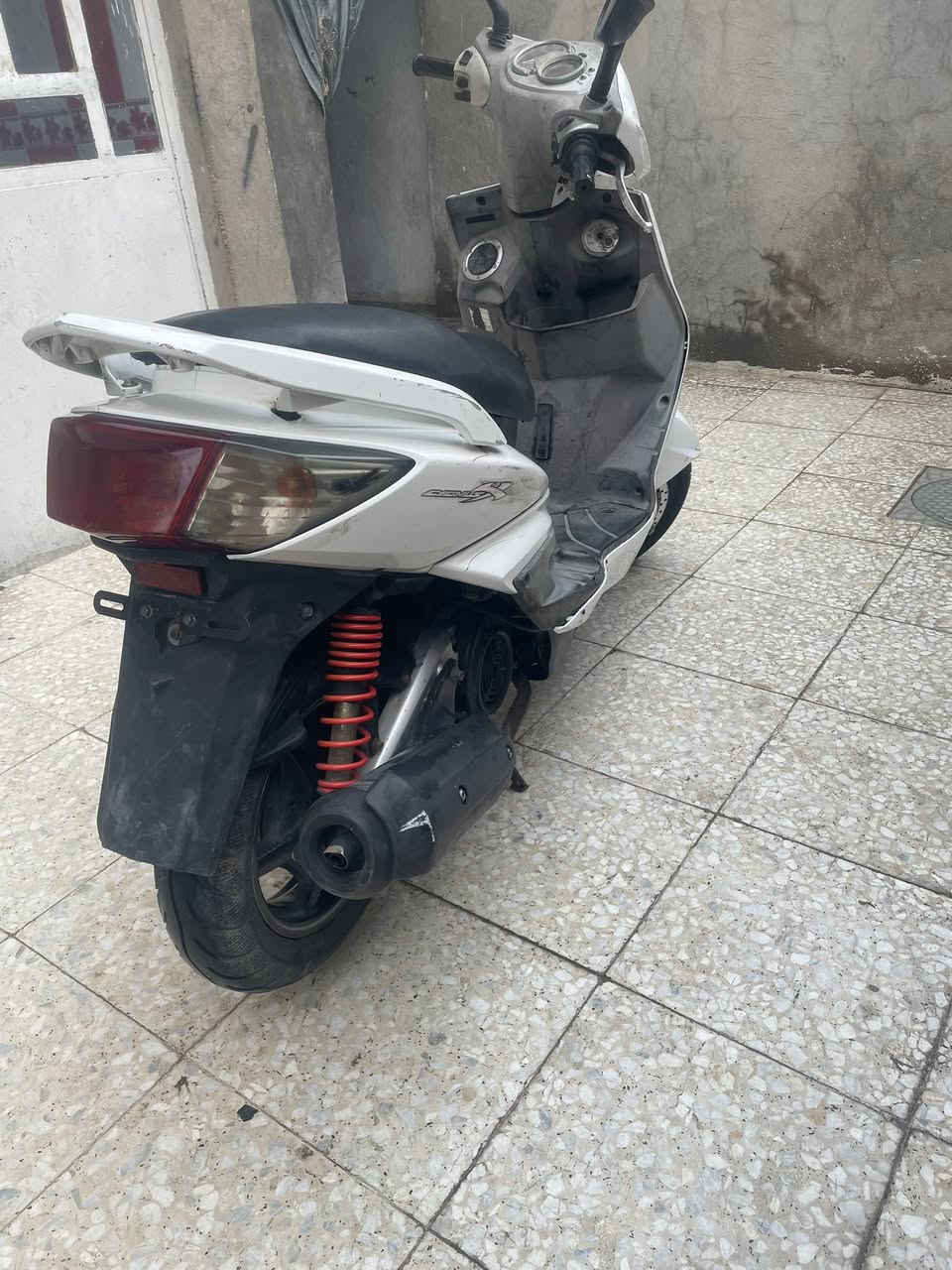 سلام عليكم لبيع دراجة سكنس فحل دراجة مابيهة أي نقص كاملة محرك خير منالله أوراق كاملة زوج تايرات جدد كفرات بلادية ختم واحد دراجة كاملة مكاني بلديات ضباط سعر 700 رقم تليفون ***********
