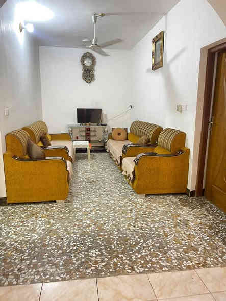 السلام عليكم
دار المساحه800م
طابو زراعي سند 25تحويل مباشر
مكان حله ورديه داخل 
قرب الامام سيد موسى 
الدار يتكون غرفتين وهول ومطبخ وستقبال
خدمات كامله تبليط للباب 
من يرغب بلشراء الاتصال برقم 
***********
السعر130 قابل للتفاوض
