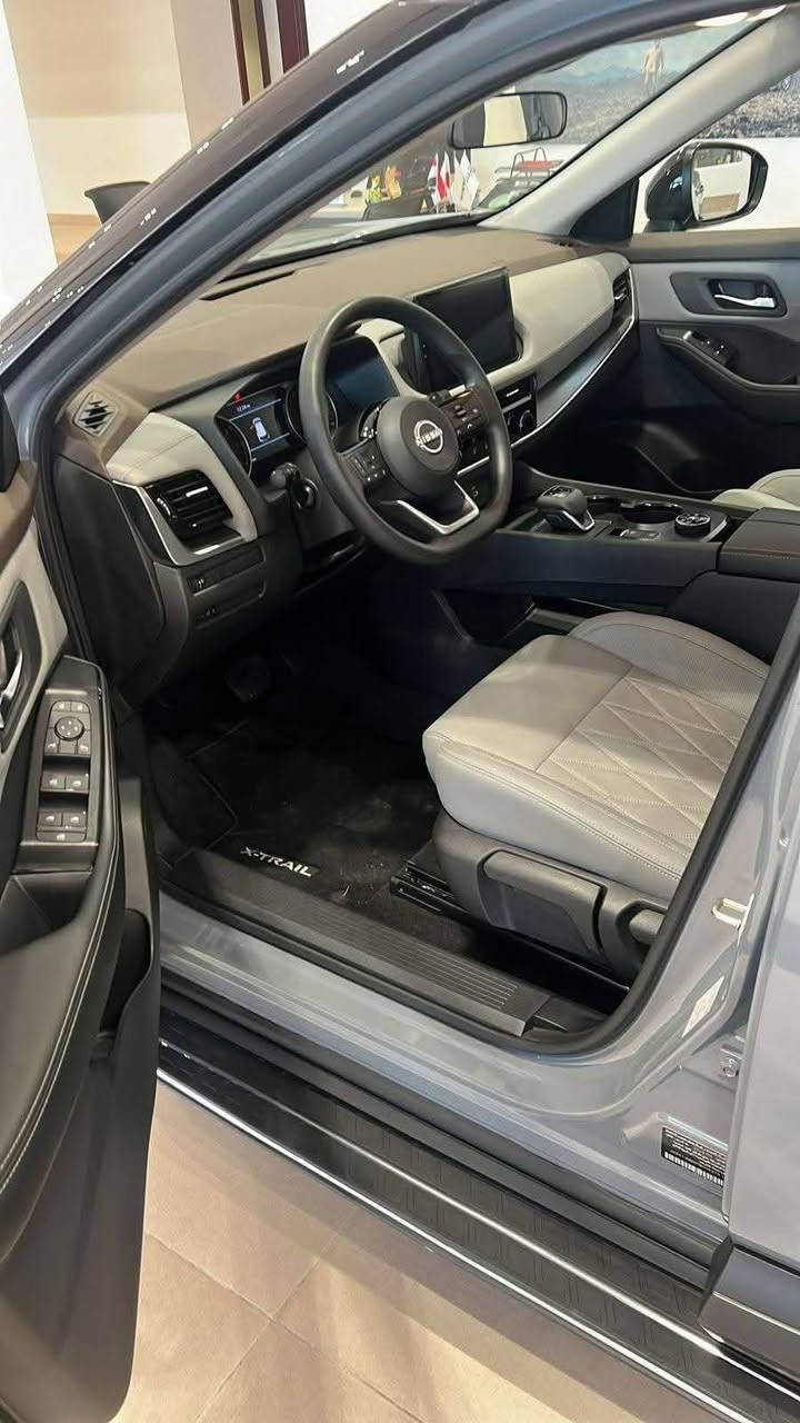 السلام عليكم 
 نيسان اكستريل موديل2023 خليجي شركة السور داخل الضمان بعدها  7 راكب  فور ويل درايف ماشية37 الف كيلو رقم اربيل  كشنات جلد تحويل ثاني يوم سيارة باسمي مواصفات اشاير بالمري  شاشة كبيرة   sv سياره نظيفة جدا  
7 راكب 
دوسات صعود
تو كلر اسود وسمنتي 
وبقية المواصفات معروفة الsv 
ملاحضات بيها شخط صغير كلش في باب السائق 
بعده ضمن الضمان وسنة ونص تبديل دهن وفلاتر مجاني *********** بغداد, العراق
