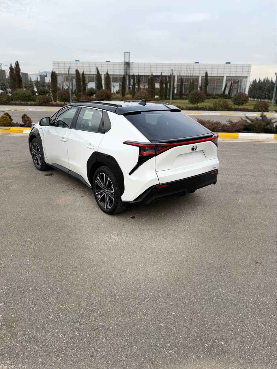 ﷽

سڵاوی خوای گەورەتان لێبێت ئەزیزان 
تۆیۆتا    bZ4X 2023 XLE Midnight(AWD)

ئۆتۆمبێلەکە نیضامی (BEV) واتا فوول کارەبای
دەبڵ ئەکسڵ مواسەفاتی 
راداری 360 پلە وەخەتی جادە 
سەقفی کامل شوشە 
کوشنەکانی جلد و کارەبایە تەبرید مەرکەزیە 
کوشن هیتەر و تەبریدە سوکان هیتەر
گێر ماوس 
شاشیکی گەورەی 12.3 inch وە شاشەکەمان بەنیزامی 
                                                        Car play wifi 
                                                        Android auto 
                                              Wireless charging 
قیاسی ویلەکانمان بە 20 یەت واتا فوول مواسەفات 
لایتی led full 
ئاوێنە کارەبا دژە فوول هیتەر 
4مۆدی هەیە 
نۆڕماڵ
ئیکۆ 
سپۆرت 
ئێکس مۆد واتا مۆدی ئۆفرۆد 
بەگلا یتمان بە led یەت  
تابڵی سیارەکەی تازە تازەیە خۆش کپ کەمترین کاربای ئەوێت بۆ شەحن کردن 
بە نسبەت بۆیاخ 
یەک پەڵە سارد و بۆیاخە 
هەندێک مەسروفاتی کەمیتیا یە 
رەقەم کردنی ٣٠٠ هەزاری تێئەچی 
شەحنی فاست چارج لەگەڵ دایە 
کەم مەسرفترین سیارەیە 

                                      JTMABABA2PA003481 

بۆپەیوەندی کردن :*********** السليمانية, العراق
