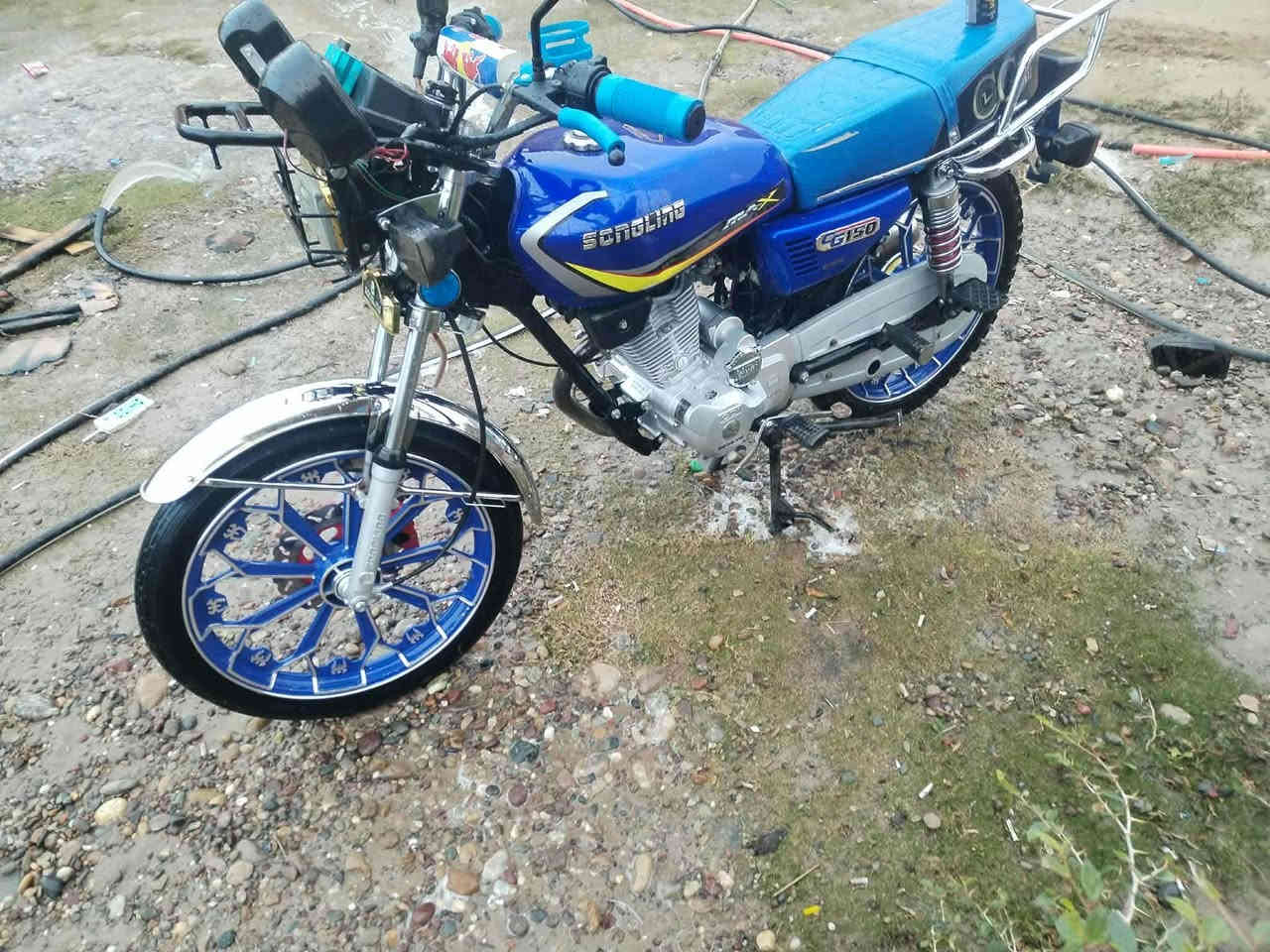 السلام عليكم. 
سيفان للبيع موديل 24نضافه فول.
محرك مفتوح بس شرط نعومه وعزم فولل. كهربائيات كلها شغاله. محرك وياله شاصي مكفول منل ويل للويل موطور مال جناي مامتعوب. السعر خاص او هـ. ***********.مكان بيجي
