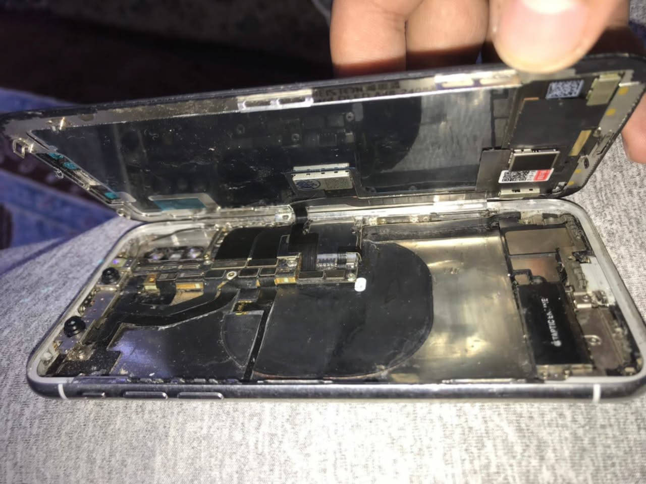 ايفون اكس عادي مكسور تفيد تفصيخ فقط فقط
٦٤ كيكه 
مقفول ايكلود اذا انته ابو موبايلات يفيدك بس تفصيخ الجسم كلها شغال 
مكاني كركوك ساحة الطيران فلكة الله واكبر ماعندي توصيل
*********** راسلني واتساب
