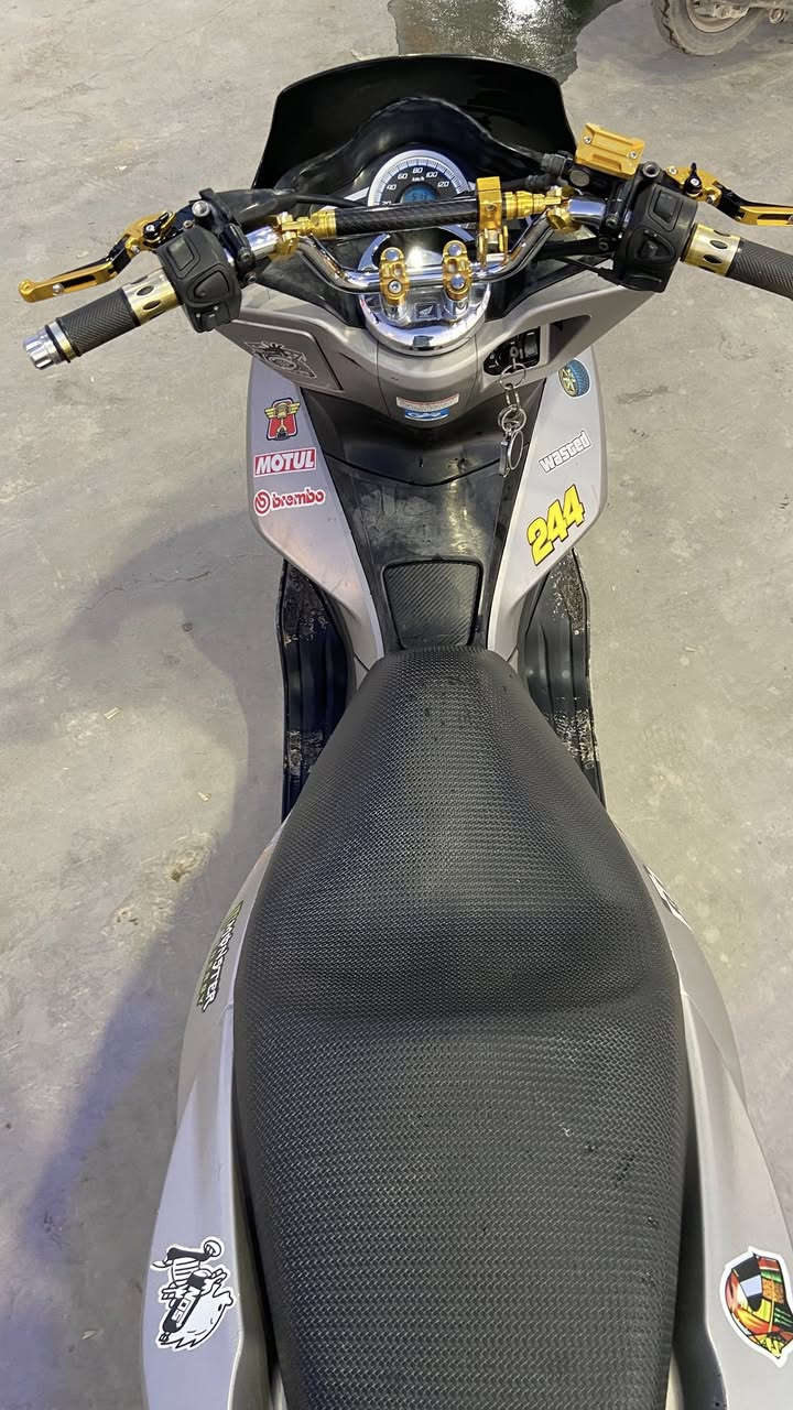 السلام عليكم للبيع دراجه honda pcx 150 جيل ثاني ياباني موديل 2018 مكينه 150 نازله رمبه قبل 6 اشهر ماشيه 58 شلعته و معدله يخبلن نشطه كلش و مكفوله مكينه و كهربائيات و حساسات كله شغال دهنه الاصلي مال شركه هوندا و بانزين محسن او سوبر الدراجه مداريه و صارف عليه هواي بس كفراته بيه طخات .
مزوده تزويد اصلي كله من ضياء سبيسي.
يدات بريك 
قبضات سكليتر
قبق عنبار
بوري ستيرن 
جنكال
قاعدات ستيرن
فج امامي 
شيال صوندات 
المازده مغلفه كاربون 
قبق بانزين مغلف كاربون
قبق فلتر شوته كاربون
قبق كلجات كاربون
كلوب ازرك فوك المكينه
قاعده رقم
قبق كيلو متر كاربون 
صالنصه رياضي 
تاير خلفي عريض مال جيل ثالث
  كتف للبك لايت رماش 
قبق راديتر كاربون 
لزكات ويل
هذا رقمي بيه واتساب *********** 
سعره17 مكاني بغداد
