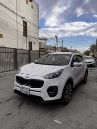 كيا سبورتح 2017 خليجي  بدون صبغ مواصفاتها معروفة مكينة  2000 دوش سيارة...