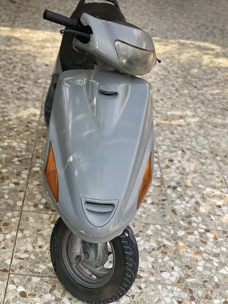 السلام عليكم 
دراجة فراشة اللون سمنتي مميز 
الدراجة جاهزة من كلشي كهربائيات شغالة 
السعر 275 الف 
محرك ناعم كلش 
العنوان حلة مركز ***********
