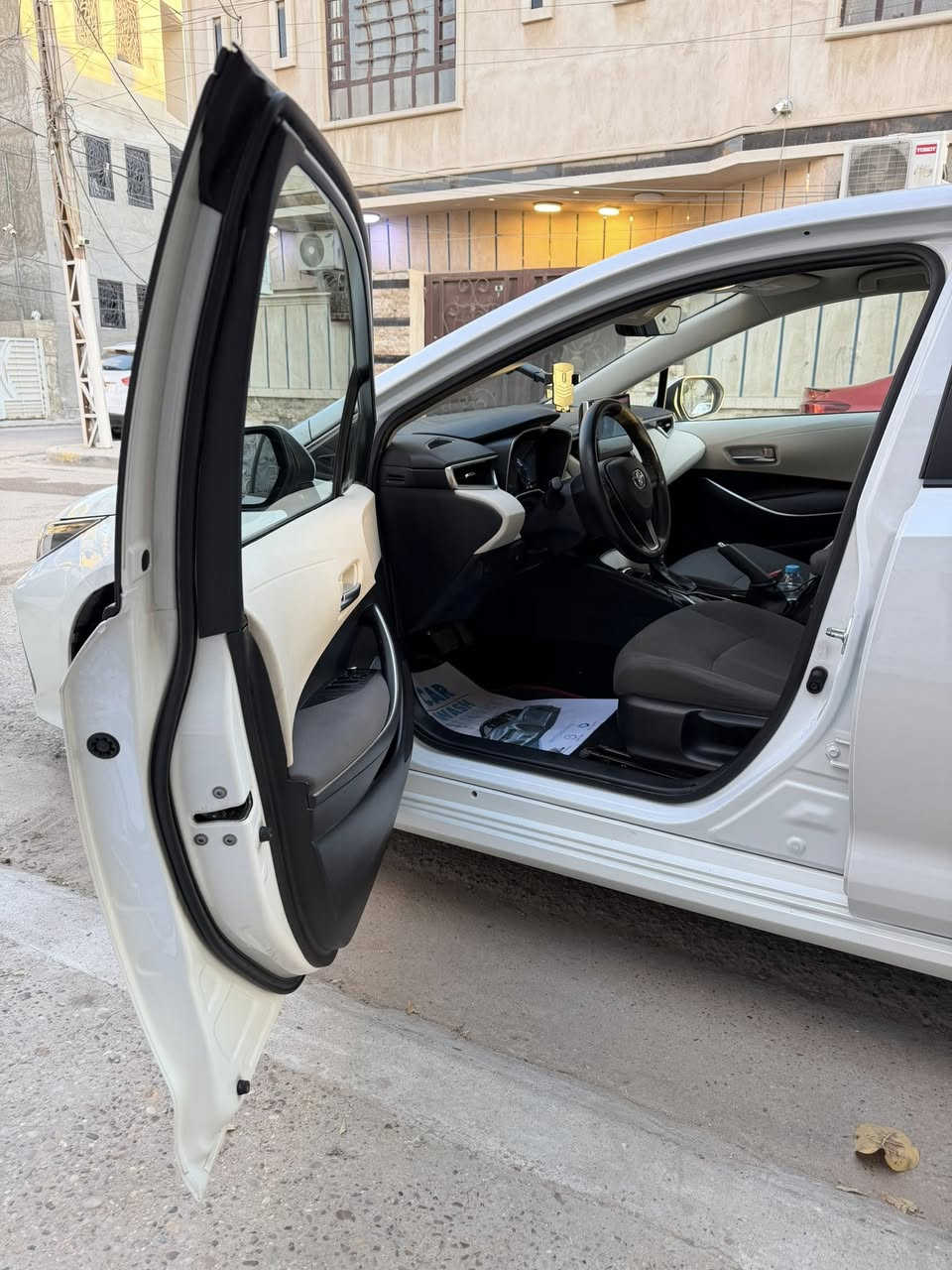 كورولا GLI  2022 وارد الخليج وكالة شركة تويوتا العراق (ساز SAS )
سيارة مكفولة من كلشي وعلى وضع الوكالة برغي واحد مامتبدل بيهة 
ماشية 29,000 كم 
محرك 1.800 cc اربعة سلندر 
السيارة ضمان شركة ساز ( وكيل تويوتا بلعراق )
( الملاحظة الوحيدة بيهة هي طخة بلجنطة بسيطة ترجع بارد واني عايفهة لان ماماثره على شكلهة + رصعة وكلشي موضح بلصور )  
 • الفئة: GLI (كامل المواصفات عدى فتحه السقف )
 • مري شفط 
 • حساسات امامية وخلفية 8 + دخول ذكي + ترحيب + 8 ايرباك + تبريد قطعتين + شاشة ايباد + تحكم ستيرن + كشنات مخمل لونين + ثلاث انضمة قيادة 
 • اللون ( ابيض صدفي ) 
 • الداخلية: (لون مميز )
 • الاستعمال: استعمال خفيف ( من البيت للجم ) 

مميزات السيارة:

 ما عليها أي التزامات
ما تحتاج اي مصاريف
عداد مسافة قليل 
باسمي وتحويل ثاني يوم 

السعر : ( 18.300 )    183 ورقة وبيهة مجال
للتواصل: خاص او عن طريق رقم الهاتف
***********
