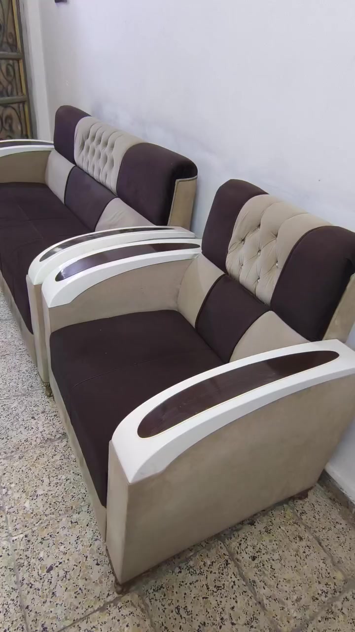 تخم قنفات بحالة ممتازة عشر مقاعد بسعر 250 الف دينار عراقي وبيه مجال بسيط العنوان حي التجار شارع الاسواق المركزية الشعب رقم الواتساب ***********
