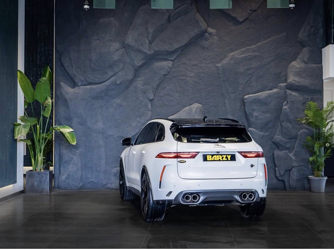 للبيع جاكوار F-PACE SVR موديل 2021 فل أوبشن، بحالة ممتازة جداً.
اللون أبيض مع حماية كاملة PPF مطفي (Matte) لحماية الصبغ الأصلي، وداخلية جلد أحمر رياضي مميز ونظيف جداً.

الموقع: أربيل
الممشى: 53,000 ميل
الحالة: ممتازة ج

المواصفات الميكانيكية:
 • محرك 5.0 لتر V8 سوبرتشارج
 • قوة 650 حصان
 • تسارع 0–100 كم/س حوالي 3.0 ثانية
 • دفع رباعي AWD
 • قير أوتوماتيك 8 سرعات

المواصفات والإضافات:
 • فل أوبشن SVR
 • فتحة سقف بانوراما
 • نظام 5 كاميرات (رؤية 360 درجة)
 • شاشة عدادات رقمية
 • نظام صوت Meridian الأصلي
 • مقاعد SVR رياضية جلد أحمر
 • نظام تعليق رياضي متكيف
 • عادم رياضي بصوت V8 مميز
 • جنوط SVR كبيرة
 • أنظمة أمان ومساعدة سائق متقدمة

السيارة نظيفة جداً من الداخل والخارج، قيادتها ممتازة ولا يوجد أي مشاكل ميكانيكية.
حماية PPF مطفي تحافظ على الطلاء الأصلي بالكامل.

للجادين فقط.
للاستفسار أو المعاينة في أربيل يرجى التواصل.
What’s app ( ***********)

44900$
