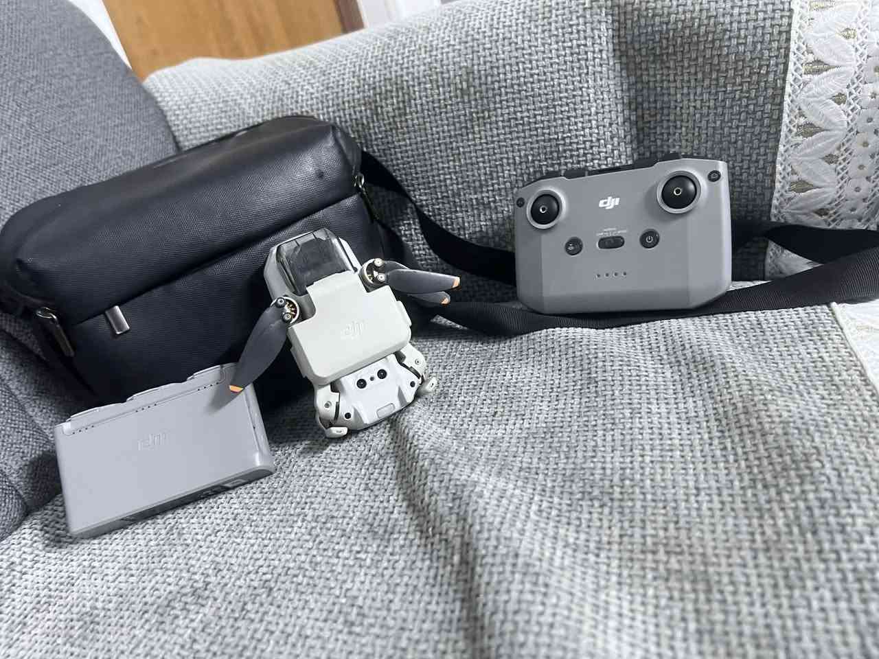 طائرة DJI Mini 2 كومبو
3 بطاريات، مع وجود كسر في إحدى أرجلها كما هو موضح في الصورة
باقي أجزاء الطائرة بحالة ممتازة
لا توجد مشاكل في الفرامل
السعر 550 ألف
التوصيل متاح فقط في أربيل


**إذا كنت صاحب هذا الإعلان وتريد حذفه لأي سبب، رجاءا أرسل رسالة إلى الدعم الفني**