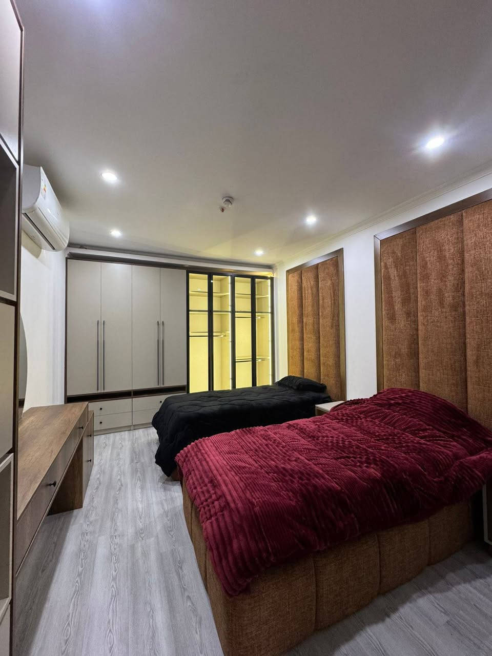 :بيتك الجديد في أربيل ينتظرك! 🏠
​هل تبحث عن الرقي والراحة والمساحات الواسعة؟ نوفر لكم شقة مميزة جداً في مجمع (واو تاورز - Wow Towers)، بتصميم عصري يناسب عائلتك.
​المواصفات:
​✅ المساحة: 200 متر مربع.
​✅ التصميم: 4 غرف نوم + صالة (1+4).
​✅ الموقع: إطلالة مميزة وموقع استراتيجي قريب من كافة الخدمات.
​لماذا تختار هذا العقار؟
​خيارات متنوعة تناسب ميزانيتك (بيع 🏠
​تعامل موثوق وسرعة في إكمال الإجراءات القانونية.
​📍 للاستفسار ومعرفة تفاصيل السعر، تواصل معنا الآن:
📞 الاتصال على الرقم: ***********
أو مراسلتنا مباشرة عبر الخاص.
