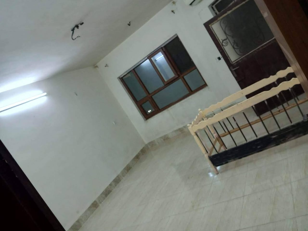 مشتمل للايجار طابق ثاني حي الواسطي خلف صيدلية الهدى غرفة نوم استقبال مطبخ صحيات سعر٢٠٠ للاسف أكثر ***********
