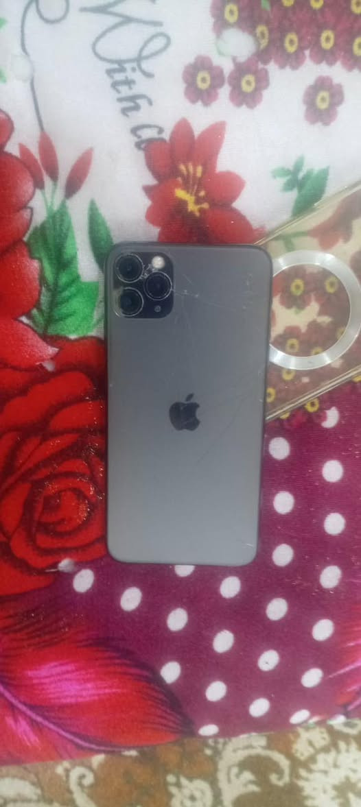 سلام عليكم ايفون ١١برو ماكس للبيع سعر ٢٥٠
بطاريه ٨٦  
ذاكره ٢٥٦ 
شاشه مبدله وضهر مكسور موضح بصوره 
تواصل ***********
