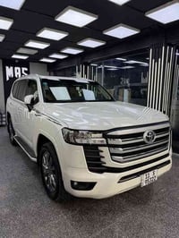 لاندكروز موديل 2022 TWIN TURBO مكفولة عدة PDR صغير ممبين بالجاملغ الام...