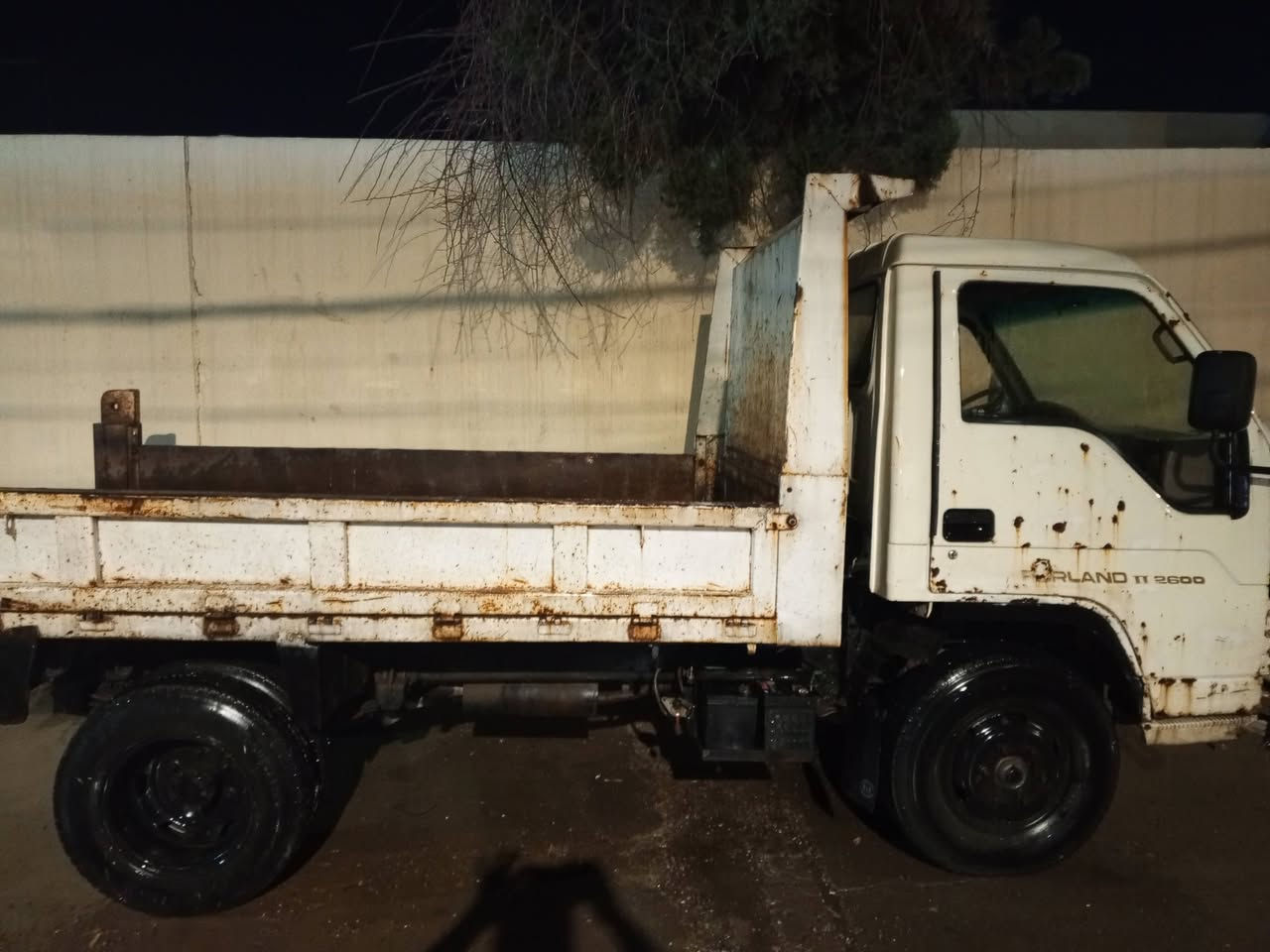 للبيع بسعر مناسب قلاب 2طن أو مراوس مع سيارة صغير باله***********
