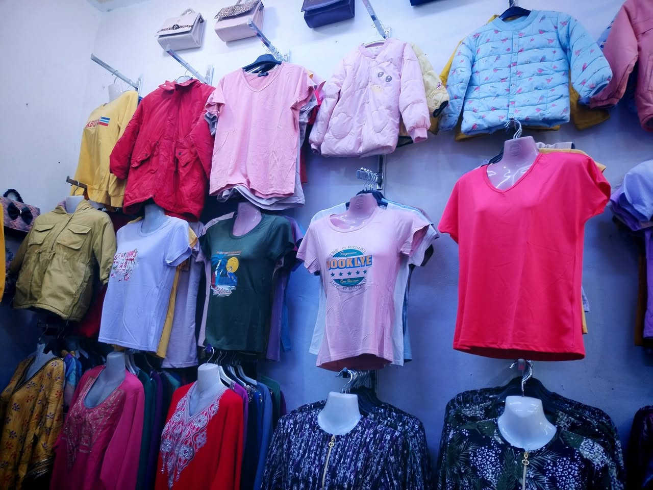 تنزيلات كماليات الأنيق الأسعار بلاش يا بلاش فقط كلمة الله يرزقك للثواب العنوان بابل محاويل ناحية الإمام مرقد الأمام محمد بن الحسن الاسمر ع جمله اكووو ***********
