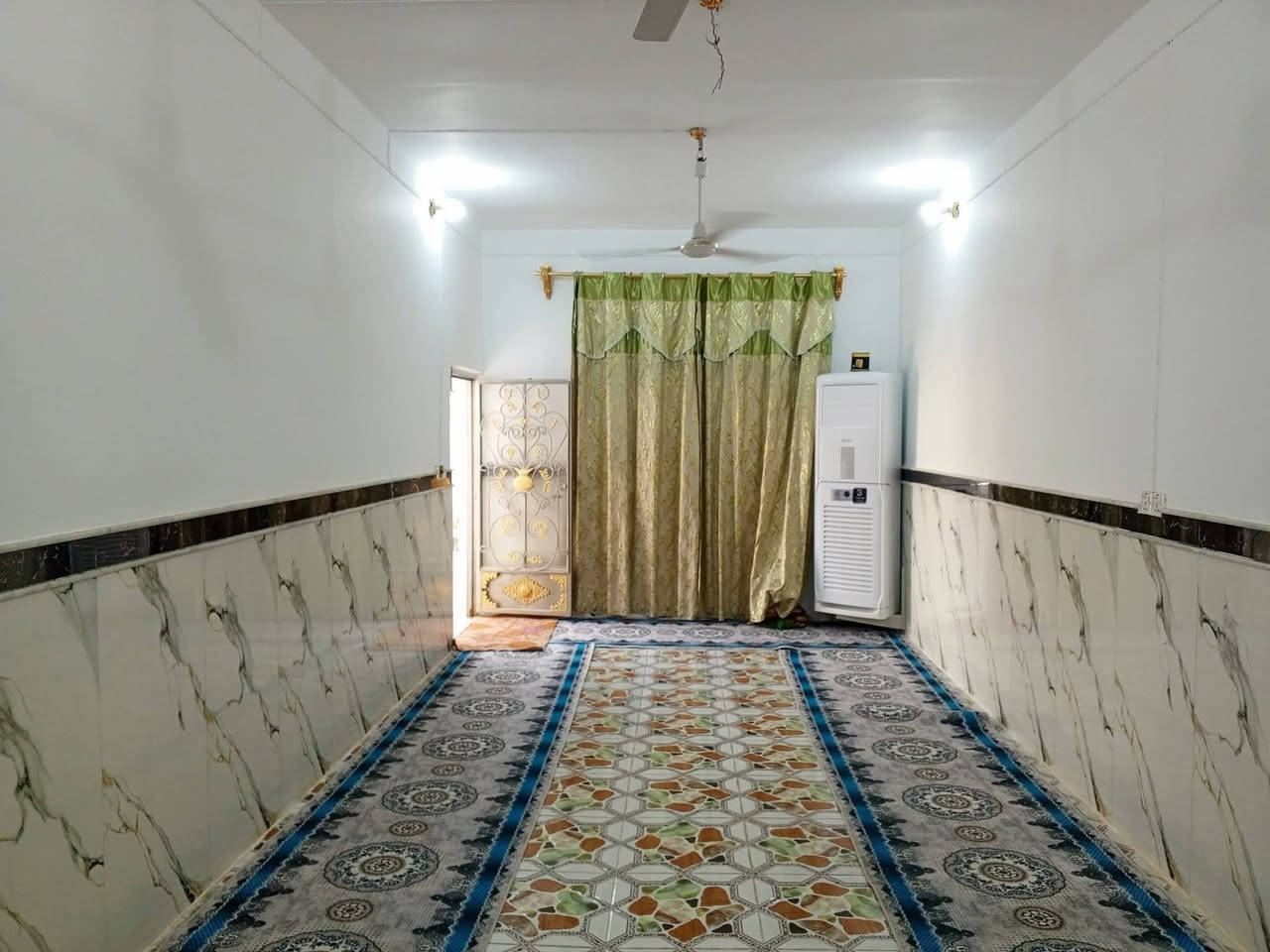 السلام عليكم 
يتوفر بيت للبيع 
طابو زراعي عراقي
مساحه البيت 300متر
يتوفر من 4 غرف موزع صاله ديوان كبير 
الموقع ميسان حي سلام الدوانم 
يتوفر كامل الخدمات ماي مجاري كهرباء
السعر 120مليون وقابل للتفاوض 
الاستفسار الإتصال ‏‪‏‪‏‪***********‬‏
