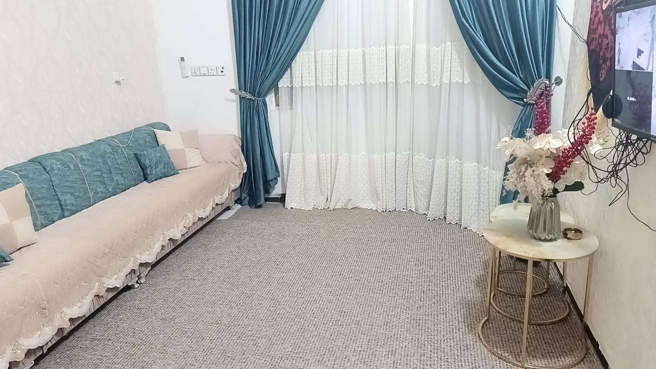 السلام عليكم ورحمة الله وبركاته عندي بيت 100 م طابقين للبيع من يتكون ثلاثه غرف نوم واستقبال وصاله ومطبخ حمامات ثلاثه في حي الامل قريب من قنطرة السلام. هذا رقمي ***********
