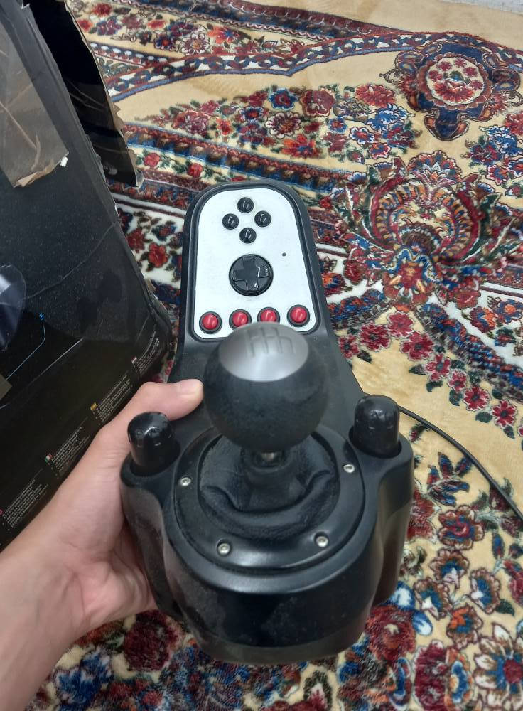 لحد 900 درجة مثل السيارة الحقيقية �
Wikipedia +1
⚙️ Force Feedback:
يحتوي على محركين Dual-Motor حتى تحس بالطريق والاهتزاز والتفحيط بشكل واقعي �
HEXUS.net +1
🔇 نوع التروس:
Helical Gears
يعني صوت أنعم وأهدأ من G25 �
Wikipedia +1
🛞 الدركسون:
مقاس 27 سم تقريبًا
جلد حقيقي (Leather Wrapped) �
Wikipedia +1
🦶 البدالات:
3 بدالات:
بنزين
بريك
كلتش
ومصنوعة من الستانلس ستيل �
Wikipedia +1
🕹️ القير:
قير يدوي H-Pattern
6 سرعات + ريوس (Reverse) �
Wikipedia +1
🎯 أزرار:
أزرار على الدركسون والقير
Paddle Shifters خلف الدركسون �
Wikipedia
🔌 التوصيل:
USB + محول كهرباء خارجي بغداد, العراق


**إذا كنت صاحب هذا الإعلان وتريد حذفه لأي سبب، رجاءا أرسل رسالة إلى الدعم الفني**