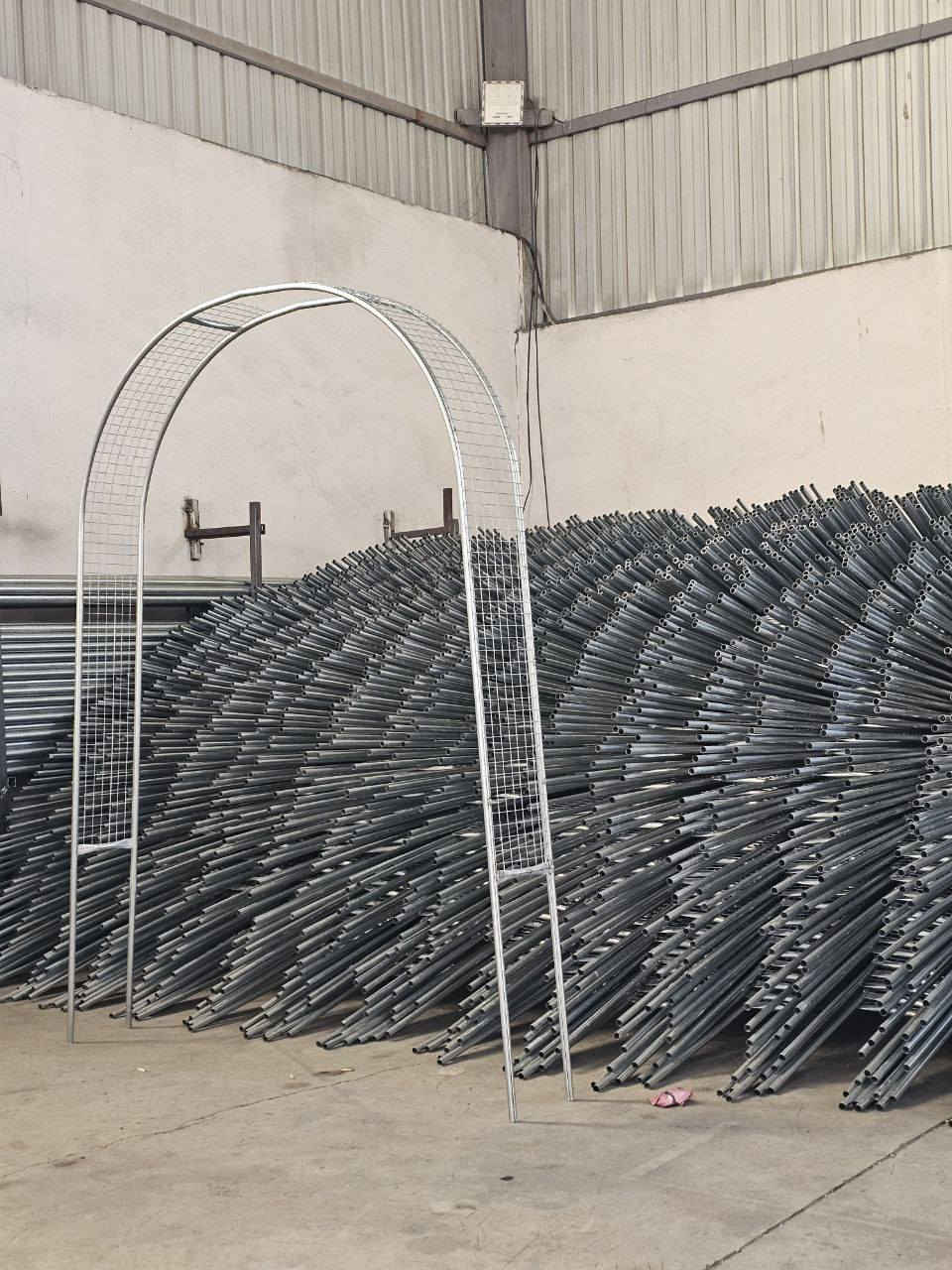 أكبر مصنع لتصنيع أقواس الزهور في
كردستان والعراق )
أجمل وأفضل أنواع منتجات أقواس الزهور
هو هنا.
مصنوع من أفضل أنواع الحديد الأبيض ولا يصدأ
أفضل أنواع شبكات BRC المضادة للصدأ تحتوي على ثقوب دقيقة تسمح للأشجار بالنمو بسلاسة
مقاسات قياسية مناسبة لجميع الأماكن، حتى أننا مصنع في كردستان والعراق لإنتاج هذه الأقواس بجميع الألوان،بأسعار الجملة فی مشتل
الوان= 💚🤍💙❤💛🩷🖤
***********
***********
