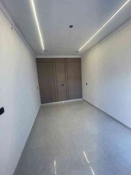 السلام عليكم 

مشتمل  للبيع عدد 2 (((50متر  ))))متر للبيع 

الركن واجهه 8متر نزال 6.25
بصف الركن واجهه 6 متر نزال 8.25

كل مشتمل يحتوي علئ ثلاث طوابق 3غرف نوم 

ثلاث طوابق 
 
بناء حديث درجه اولى 
يحتوي على صاله ومطبخ وحمام 
الطابق الثاني
غرفتين نوم.  حمام. 
طابق الثالث غرف نوم وسطح 

العنوان :: حي الجهاد ::ديوان المخابرات قرب:: خلف شارع 60
 
المميزات:
1- الارضيات الداخلية: مرمر
2- المناور والكراج: ارضيات كاشي حامضي
3- المحجرات/
4- الكتائب: حديد
5- الابواب الداخلية: تركي
6- ابواب الحمامات: PVC
7- سقوف ثانوية
8- المطبخ والحمامات: سيراميك اسباني درجة اولى               
9- نقوش 
10- انابيب الماء نوع الماني والكبس حراري
11- انابيب المجاري نوع الشريف المصري الاصلية
12- الصحيات للحمامات والغربي كامل التجهيز
13- التاسيسات الكهربائية نوع السعودي مع وجود نقاط ستلايت وكاميرات ونوع الكيبل الرئيسي 4×25.   

مراجعة و الاستفسار مكتب عمار العقار المقاولات العامه حي الجهاد المخابرات قرب جامع محمد رسول الله 

اتصال

***********
***********

https://www.facebook.com/%D9%85%D9%83%D8%AA%D8%A8-%D8%AA%D8%A8%D9%88%D9%83-%D9%84%D9%84%D8%B9%D9%82%D8%A7%D8%B1-%D9%88%D9%84%D9%84%D9%85%D9%82%D8%A7%D9%88%D9%84%D8%A7%D8%AA-%D8%A7%D9%84%D8%B9%D8%A7%D9%85%D8%A9-104938218151540/
