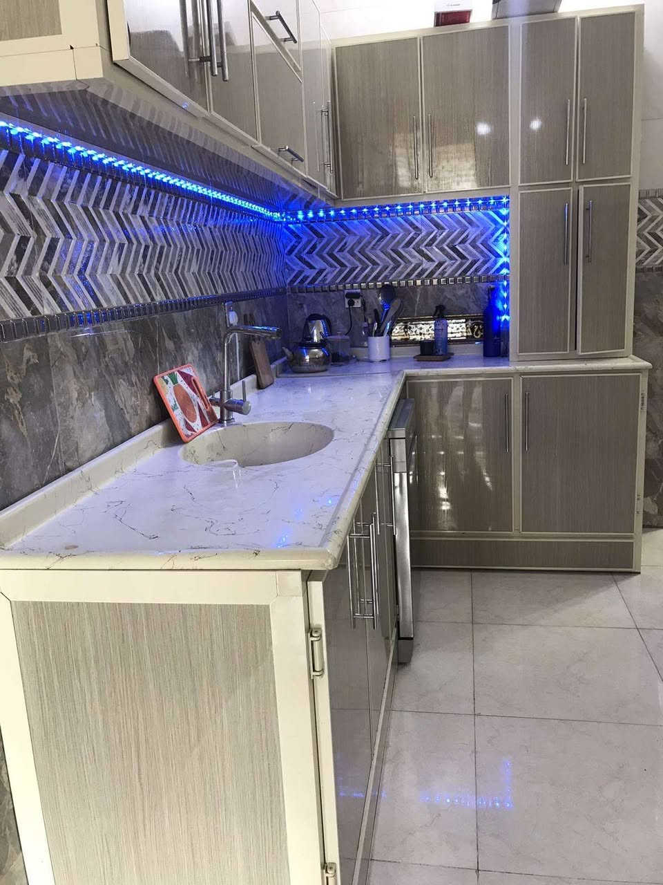 السلام عليكم للبيع بيت زراعي سيد هاشم مساحه ١٠٠ واجهه ٥ نزال ٢٠ يحتوي على ٤ غرف نوم ثلاث طوابق ***********
