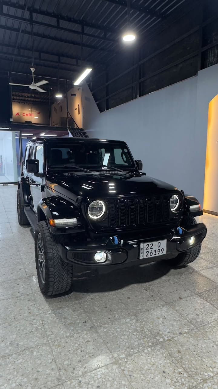 مغامرة راحة وفخامة 
للبيع Jeep Wrangler 4xe High Altitude 2024
جيب رانكلر فئة هاي التيتيود اعلى فئة من حيث المواصفات الموجودة في جميع الفئات

وارد أمريكي
اللون الخارجي: أسود
الداخلية: المقاعد جلد نابا الفاخر لون زيتوني والباقي اسود
العداد: 29,000 ميل
محرك 2.0 تيربو Plug-in Hybrid
قوة 375 حصان وعزم 637 نيوتن متر
دفع رباعي 4×4
ناقل حركة أوتوماتيك 8 سرعات

أعلى فئة High Altitude ومجهزة بكافة المواصفات المتوفرة من الوكالة:

سقف بانورامي كهربائي One-Touch Power Top يفتح حتى مؤخرة السيارة
شاشة Uconnect 5 كبيرة مع Apple CarPlay و Android Auto لاسلكي
نظام ملاحة
نظام صوت Alpine Premium
كاميرا أمامية وخلفية عالية الدقة
رادارات وحساسات أمامية وخلفية للمساعدة على الاصطفاف
مراقبة النقطة العمياء (Blind Spot Monitoring)
تحذير حركة المرور الخلفية (Rear Cross Path Detection)
نظام التحذير من الاصطدام الأمامي (Forward Collision Warning)
نظام الكبح التلقائي عند الطوارئ ( بريك تلقائي ) (Automatic Emergency Braking) 
مثبت سرعة متكيف (Adaptive Cruise Control)
مانع انزلاق 
مقاعد جلد فاخرة لون زيتوني
تدفئة للمقاعد
تدفئة للمقود
تشغيل واطفاء عن بعد
دخول وتشغيل ذكي بالبصمة
إضاءة LED كاملة أمامية وخلفية
مرايا كهربائية مدفأة
مكيف أوتوماتيك مزدوج
أوضاع قيادة متعددة للطرق الوعرة
إمكانية القيادة الكهربائية الصامتة
شحن منزلي وكهربائي Plug-in Hybrid
منظومة أمان متكاملة وأنظمة مساعدة متقدمة للسائق
السيارة مرفعة من الشركة ( بلادي )
ملاحظة:
حادث السيارة جاملغ خلفي خلف السائق بسيط جداً وتم إصلاحه بتقنية الـ (BDR) بصورة احترافية وتكحيله بشكل ممتاز. ايرباك البردة فقط جهة السائق

صورة الحادث مرفقة 
السيارة استيراد شخصي وبأسمي رقم اربيل 
صور عرض المزاد متوفرة للتأكد وكذلك تقرير كارفاكس
السعر 42,500$ 
مكان السيارة بغداد
للتواصل والاستفسار فقط اتصال على رقم الهاتف ***********
