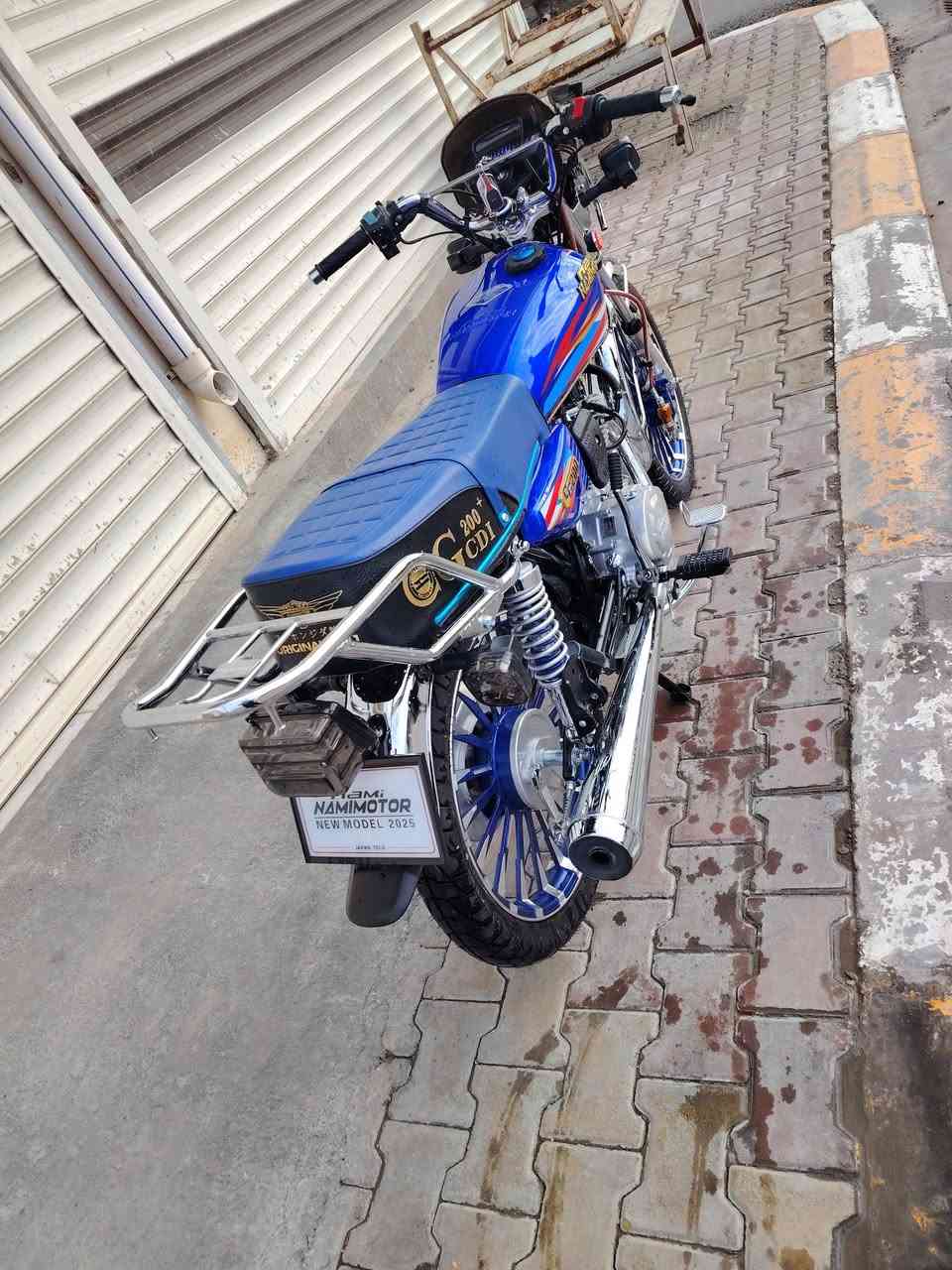 سلام عليكم دراجة لبيع موديل 25 نامي برو محسن مكينه ٢٠٠ ماشيه ٣٠٠ مستخدم اربعه ايام وبعده على سحك سعر ٨٠٠ وبيه مجال *********** مكاني جلولاء
