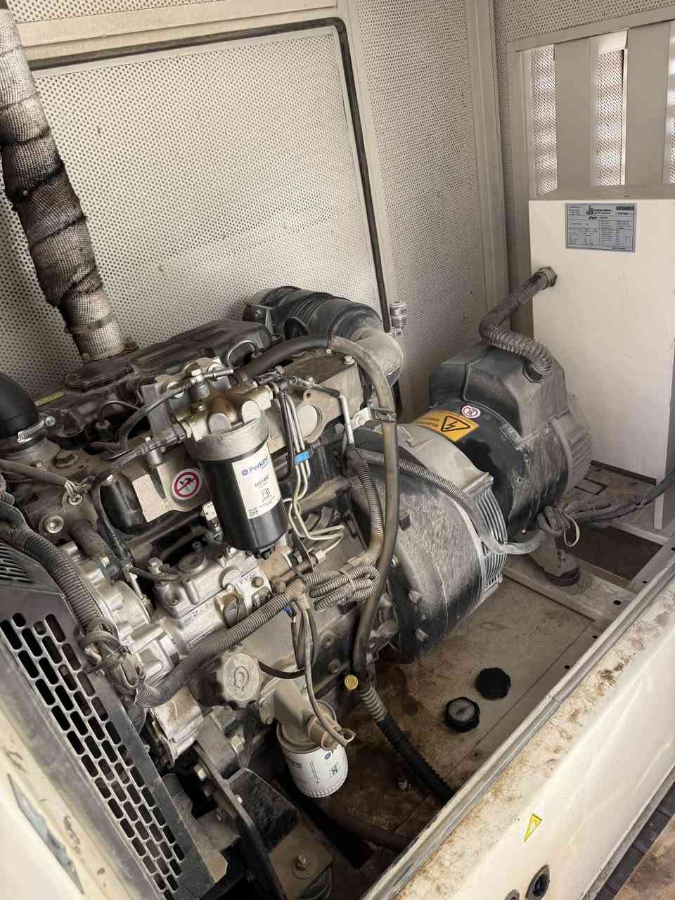 السلام عليكم 
عندي مواد بيركنز كاتم جميلي اصلي اخت الزيرو كلش نضيفه استخدام اقل السنه 30 كي في مكاني حله الشراي يخابرني ويدلل
***********
