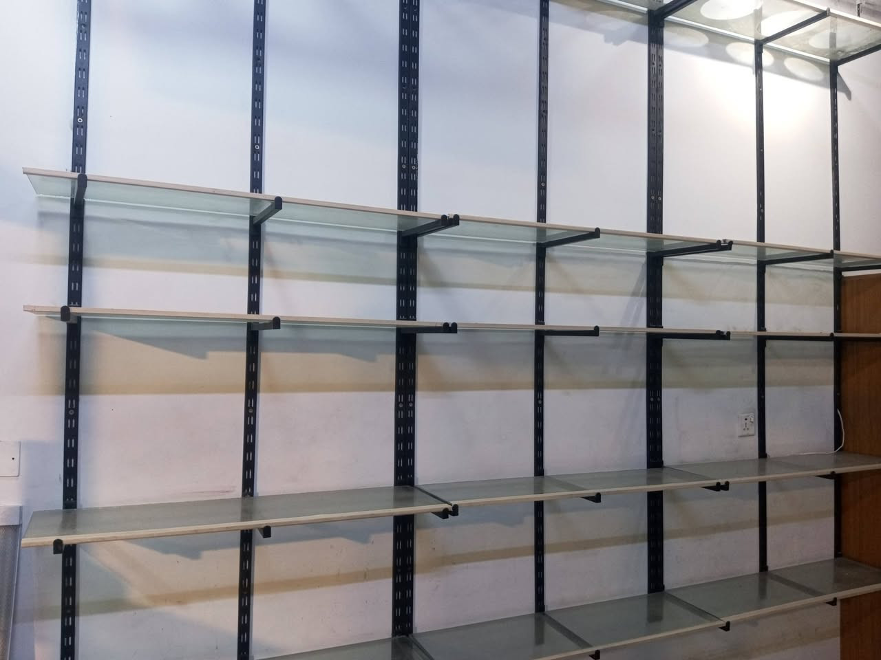 السلام عليكم 
للبيع رفوف زجاجيه وجام خانه ولوحة اسم المحل 
Whatsapp:***********
