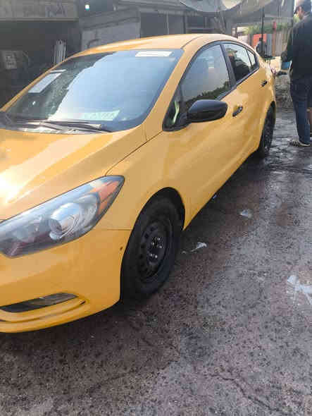 السلام عليكم 
كيا فورتي موديل 2015 وارد امريكي 
سيارة جاهزة من كل النواحي
محرك و كير خير من الله 
صدر جديد تخم تاير جديد 
مواصفاتها تحكم استيرن جهتين 
شاشة و كامرة 
قيادة ثلاث وضعيات 
و باقي المواصفات المعروفة 
رقم بغداد بسمي شرط التحويل 
مكان السيارة بغداد ابو دشير
السعر (100ورقة) يعني شدة و بيها مجال قليل للشراي
تفاصيل اكثر الاتصال على الرقم التالي 
***********
