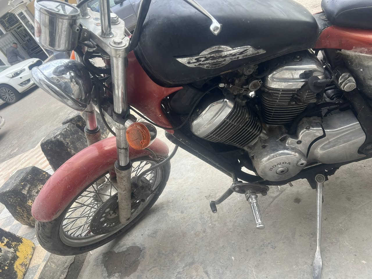 السلام عليكم ستيد ٤٠٠ للبيع رقم صلاح الدين مكينة مكفولة گير مكفول كهربائيات نضيفة بيهة نواقص مثل الكفرات بيهن كسور والكابريتر يحتاج تبديل والدبل الامامي گايم . الباقي كله نضيف . تجي تفحص وتشوف بنفسك . الدراجة شغاله ونشطة تاكل التبليط وفصلة رياضي 
مكان الدراجة بغداد حي الجهاد . السعر مليونين دينار عراقي 
***********
