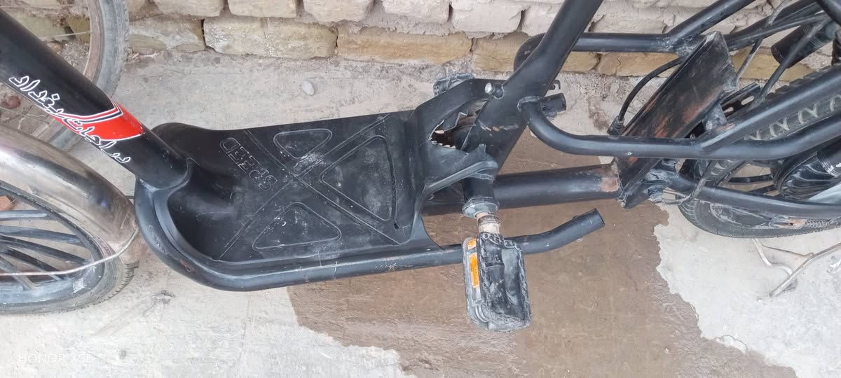 سلام عليكم   من رخصة مسؤولين كروب عندي دراجة شحن بغداد
ضفيره مقطوعه من فيش يدات والشاشه بدون بطاريات
سعره 60 بيهه مجال قليل تصال على هذا الرقم ***********
