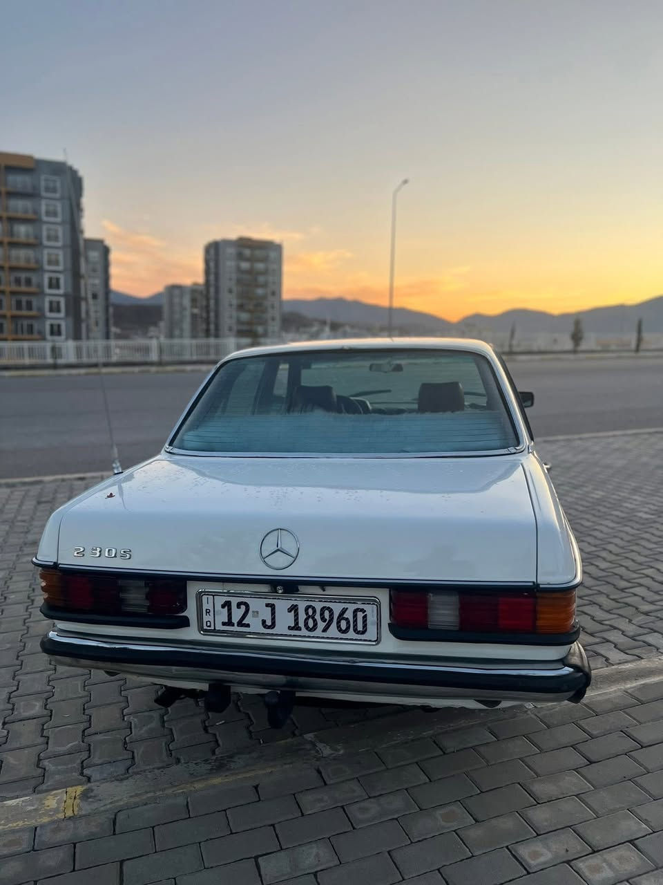 السلام عليكم 
مارسيدس ابو جحيل مديل 1977  مكينه 4 سلندر قبق اسود بشرط  كير عادي 5 كير شرط مصبوغه عام جمالي  سياره جاهزه كهربائيات كلها شغاله رقم وهزه وسنويه جديد باسمي شرط التحويل 
*********** واتساب موجود 
***********
السعر 42 وبي مجال مكان السياره بغداد
