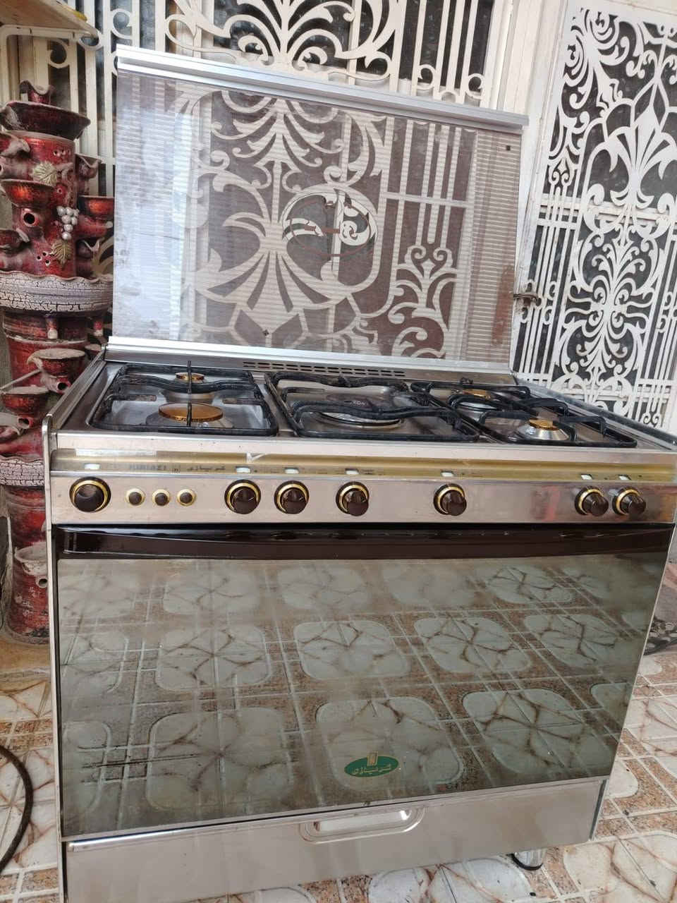 سلام عليكم
طباخ مصري للبيع نوع كريازي طباخ جاهز خمس عيون وفرن 

ع الفحص  ***********
