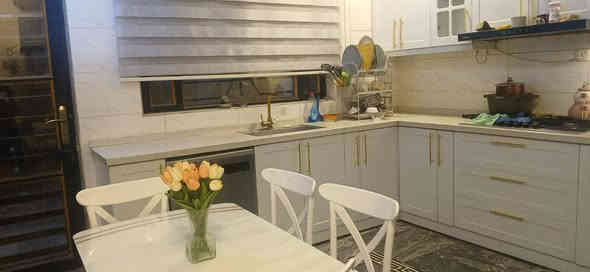 سلام عليكم دار للبيع مساحة ٢٠٠م الواجهه ١٠م نزال ٢٠م جكوك من جهة الكاظمية يحتوي على مطبخ و صالة استقبال + حمام ضيوف + غرفتين نوم + حمام + صالة الحولي 
الطابق الثاني يحتوي على أربعة غرف نوم + حولي + حمام  
السعر ٧٥٠ مليون 
الرقم :: ***********
