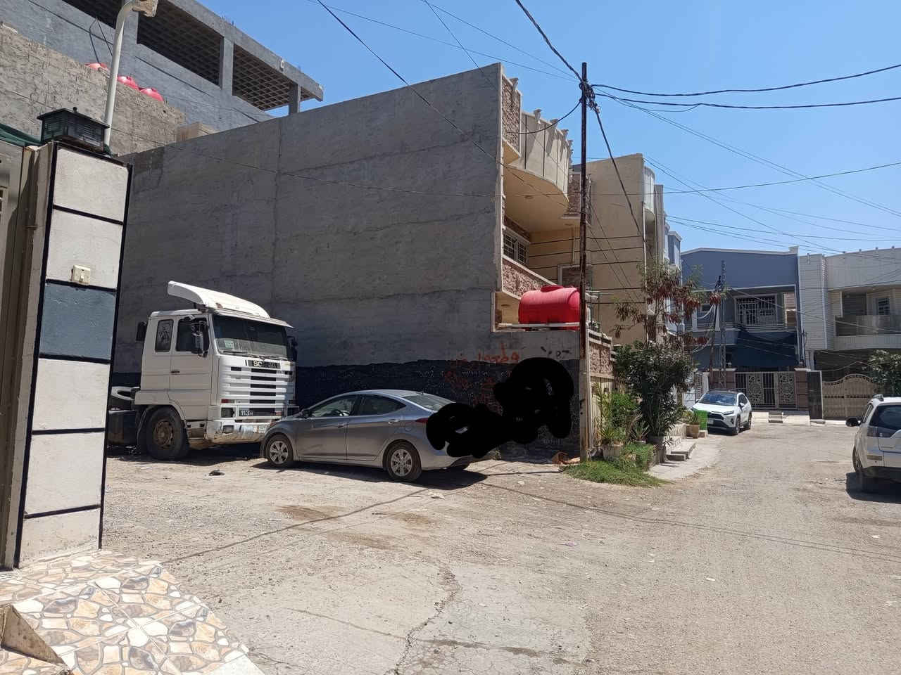 فرصه للحصول على قطعة ارض للبيع في مكان وموقع  مميز من حيث البعد عن الشارع العام ومنطقه سكنية متكاملة والخدمات ماء وكهرباء وتبليط وخط مولد ومجاري واناره بعقوبة 7 نيسان خلف معهد كويا  مباشرتا  مدخل كرازات حمودي الفرع الاول على اليمين أو مدخل المحطة المرموقة وأول فرع على اليسار تحويل مباشر في الطابو مساحة 150م 10×15 سعر المتر مليون وربع تفاصيل اكثر داخل الفيديو للاستفسار خاص او ***********
