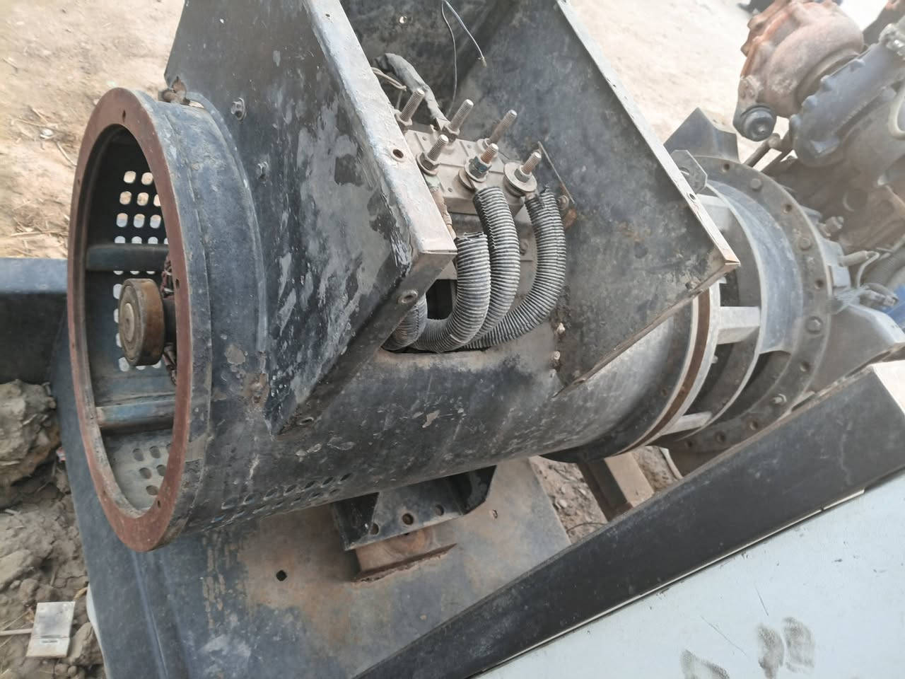 السلام عليكم...
#للبيع_توليد حجم  200 kv 
دبل بوربرن كامع مع الطبكة؛ محروك الظهر فقط

***********
