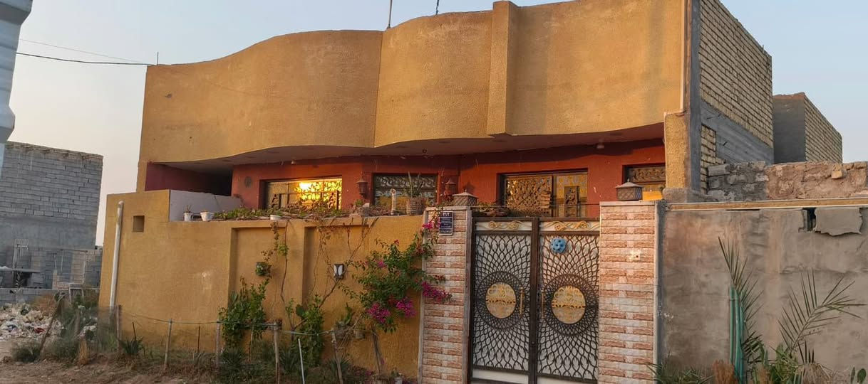 سلام عليكم بيت زراعي للبيع حي الاسره  تفاصيل البناء المساحه ١٤٠يتكون من غرفتين نوم وصاله وحمام ومطبخ واستقبال الوجه10والنزال 14 سند25البناء طابوق بلكامل للاستفسار الاتصال***********
