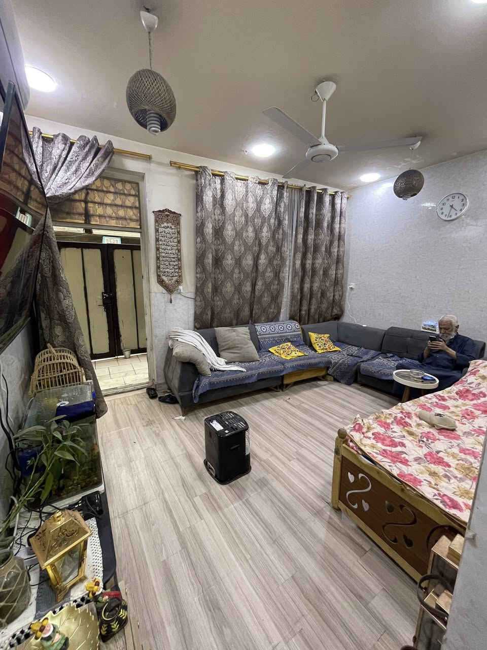 السلام عليكم
بيت للبيع مساحه 50متر كامل من كلشي بس الواجهيه 
بين الصحه والستين يريد استفسار ***********
