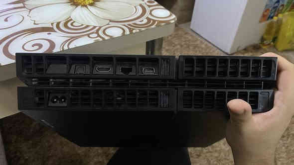 السلام عليكم 
ps4 fat 
نظافة 99% لوك ستيكر مكفول
تجي وياه يدة وحدة مالته وكامل ملحقاته + حساب عربي اماراتي يحتوي مكتبة العاب ضخمة 100 لعبة ومتنزل بالجهاز حوالي 15 لعبة الالعاب هذني مملكوت مو اشتراك يبقن وياك مدى الحياة وتستلم كافة معلومات الحساب وضمان الحساب مدى الحياة 
سعر الجهاز 150قفل 🔒رجاءً بدون عمولة 
مكاني بغداد حي الاعلام 
رقمي ***********
